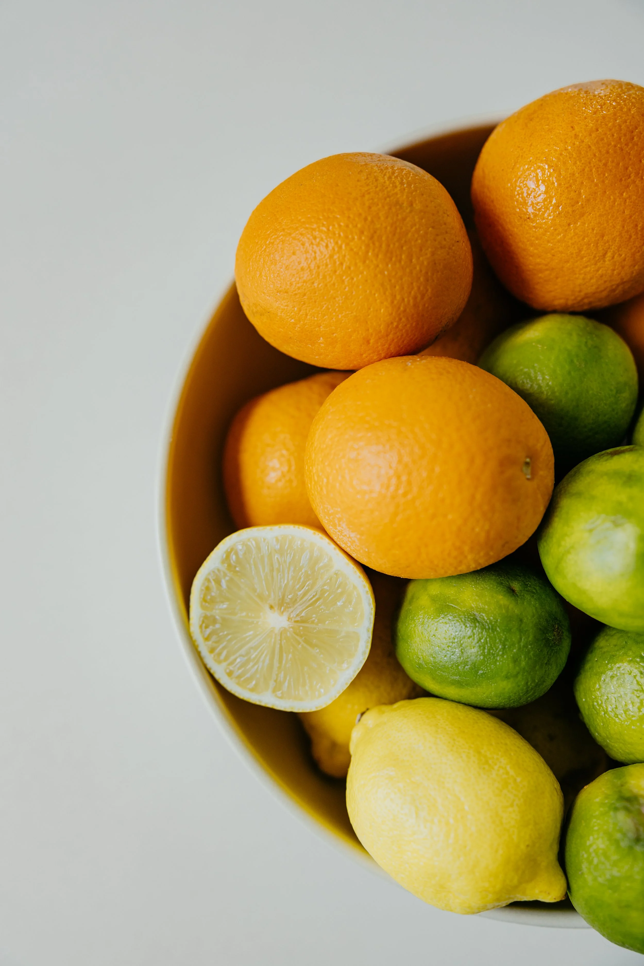 Fruits frais comme oranges et citrons dans une alimentation saine et équilibrée