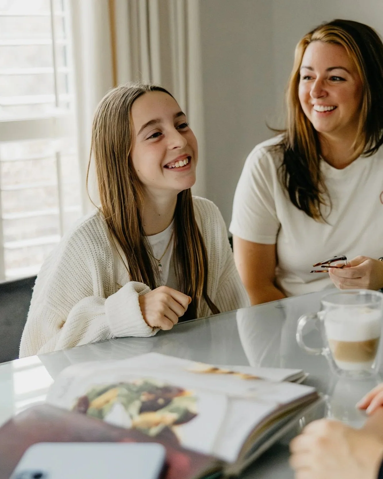Nutritionniste en consultation avec un adolescent et sa mère pour optimiser l’alimentation sportive