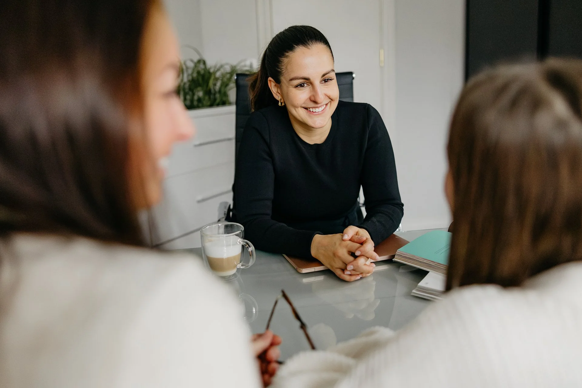 Nutritionniste en consultation accompagnant des clients vers de meilleures habitudes alimentaires