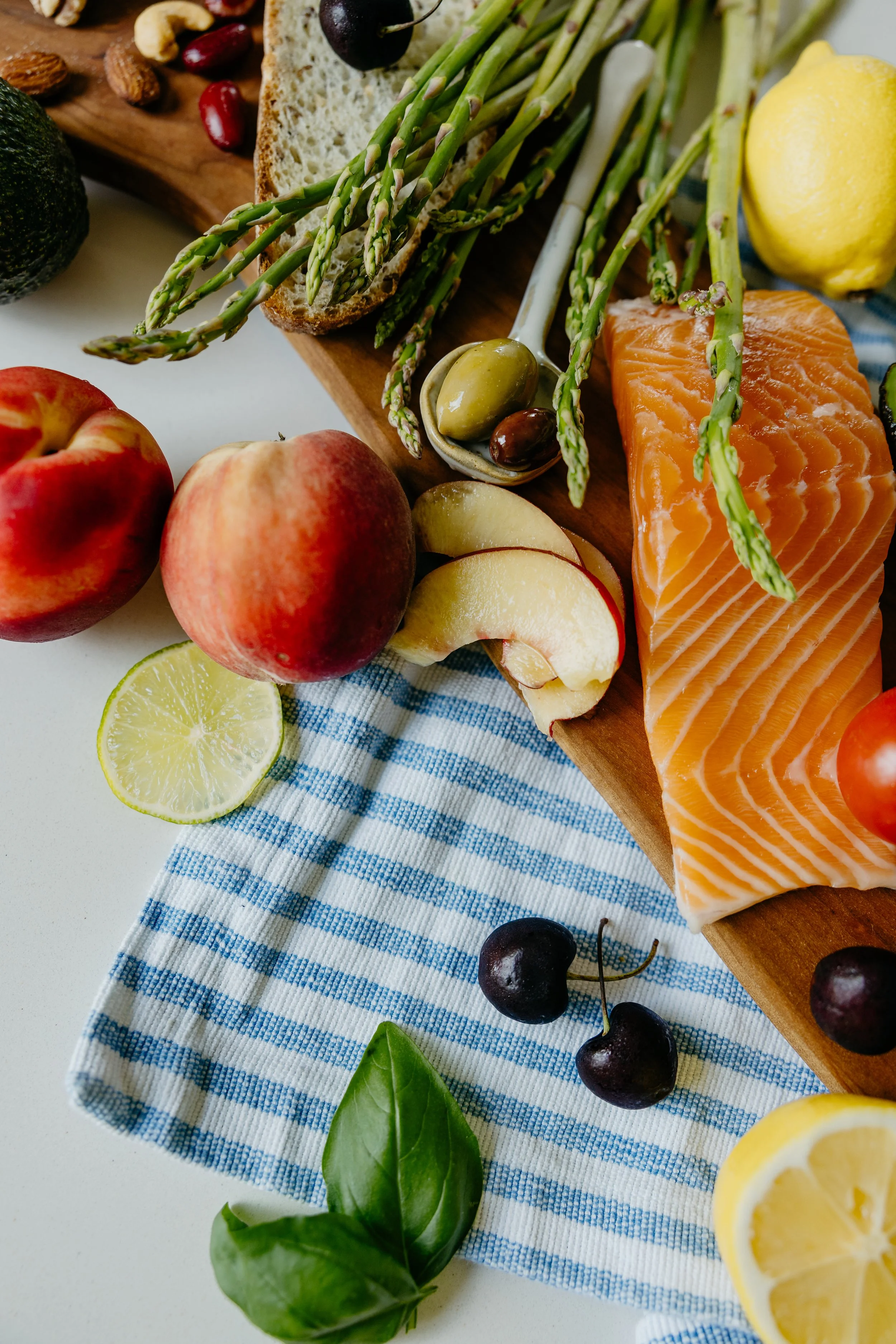 Alimentation équilibrée incluant des aliments variés dans le cadre d’un suivi nutritionnel