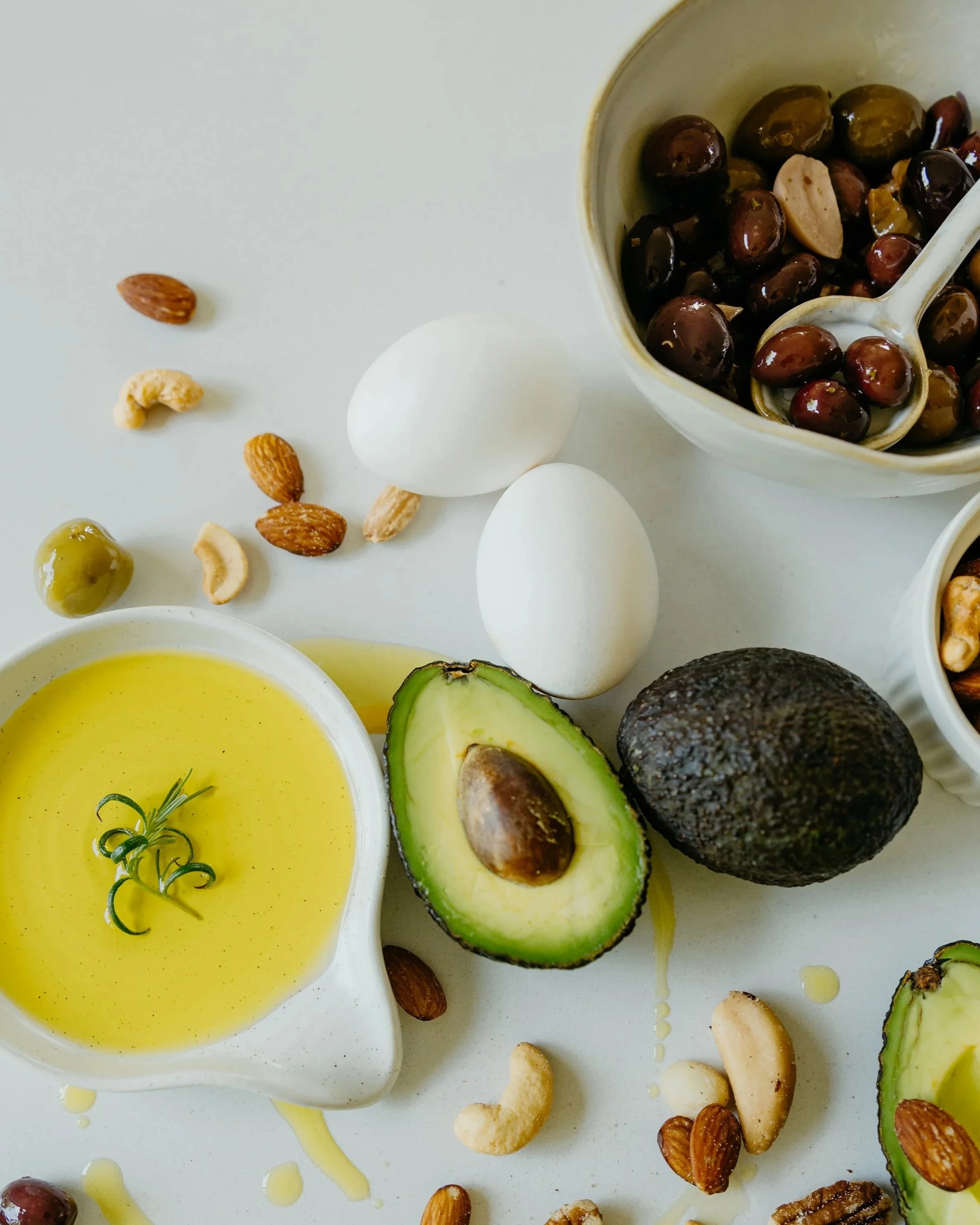 Aliments de la diète méditerranéenne incluant huile d’olive, avocat, noix et œufs pour une alimentation équilibrée