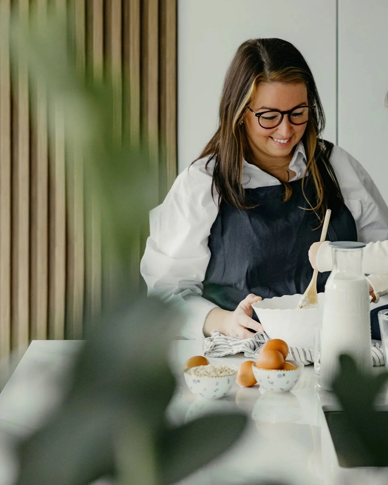 Nutritionniste à Repentigny préparant un repas équilibré dans une approche de saines habitudes alimentaires