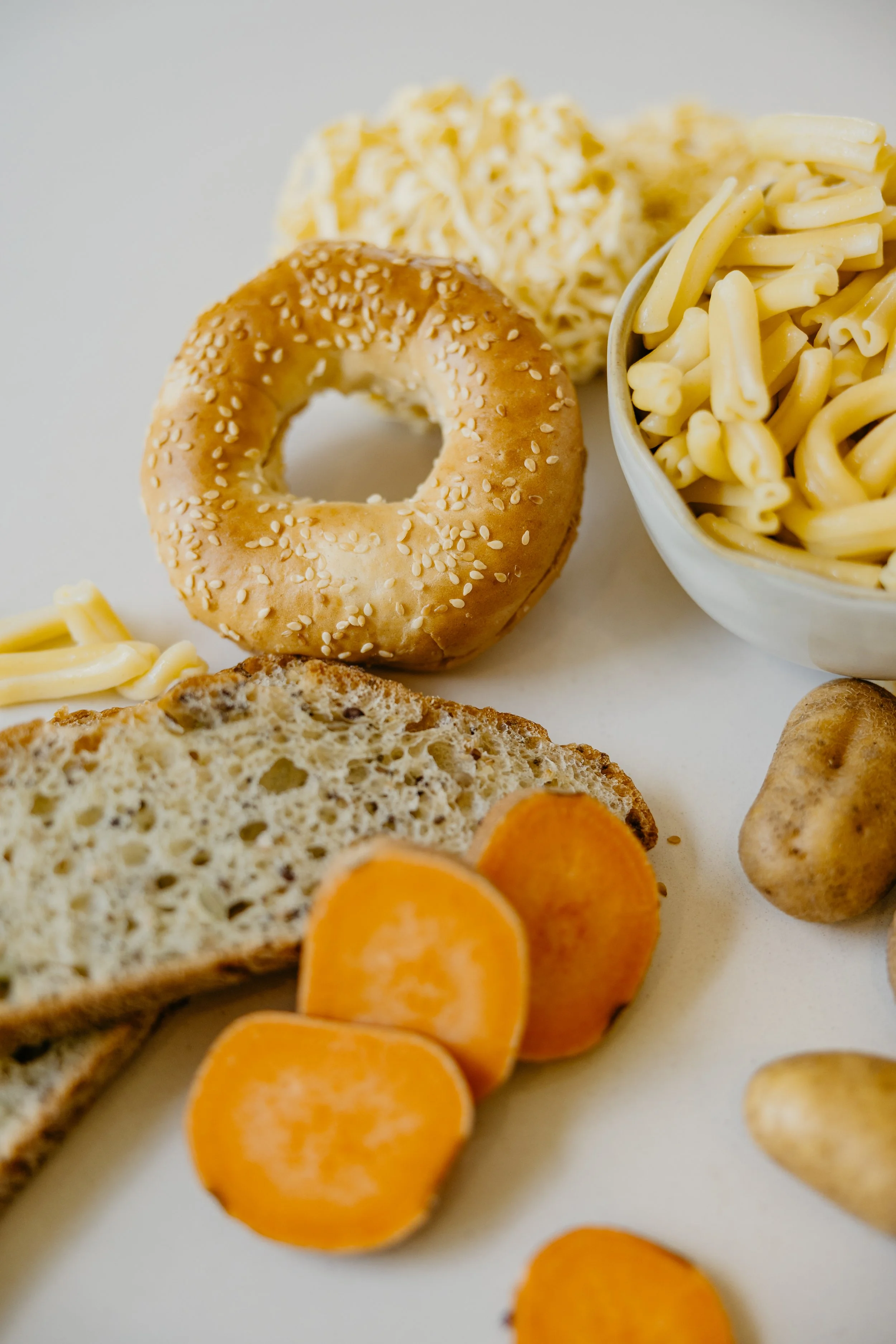 Aliments riches en glucides comme le pain et les pâtes pour illustrer la gestion de la glycémie avec une nutritionniste à Repentigny