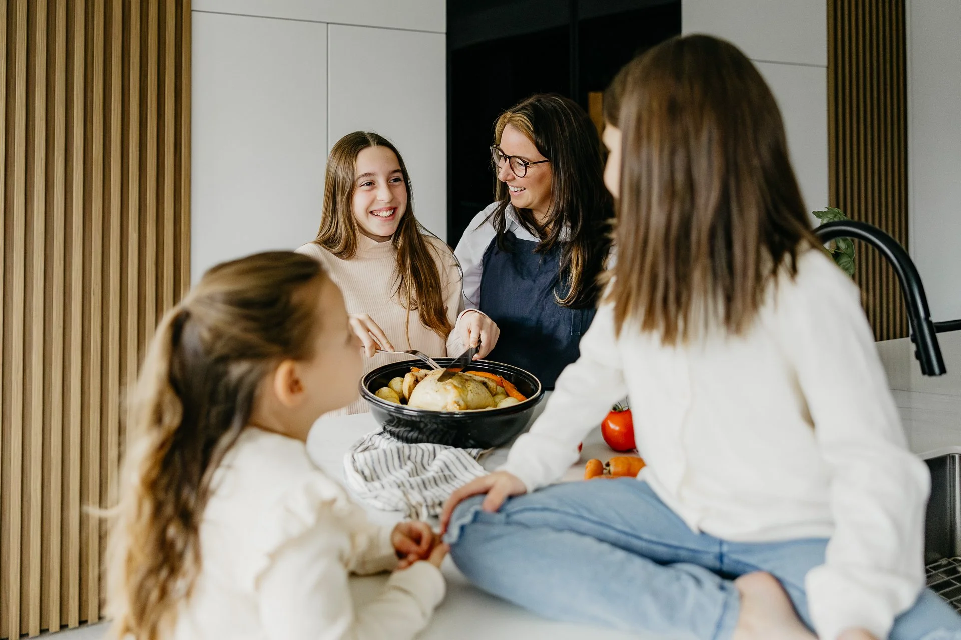 Nutritionniste accompagnant une famille pour améliorer les habitudes alimentaires