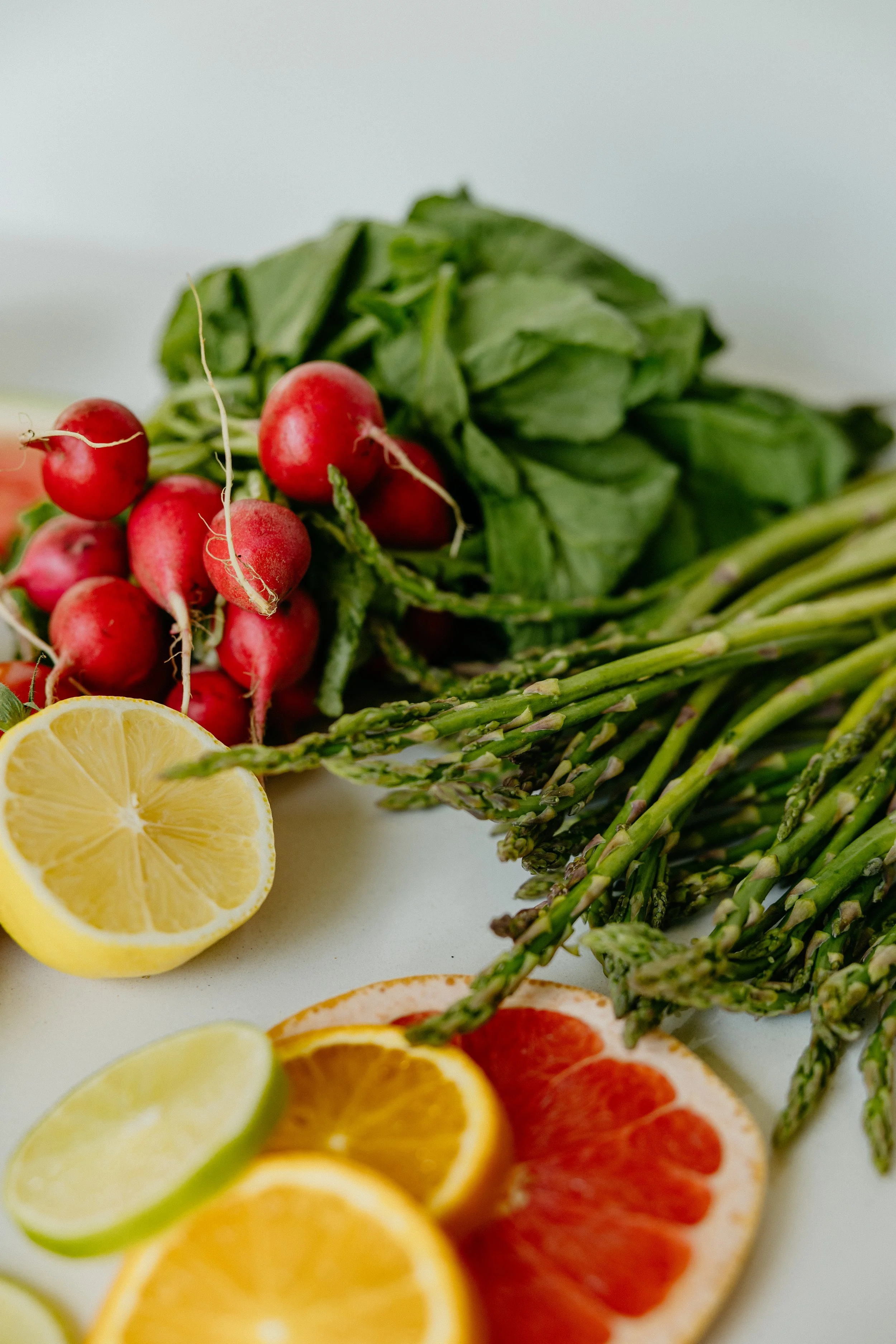 Aliments frais incluant légumes et citron pour une alimentation équilibrée recommandée en nutrition