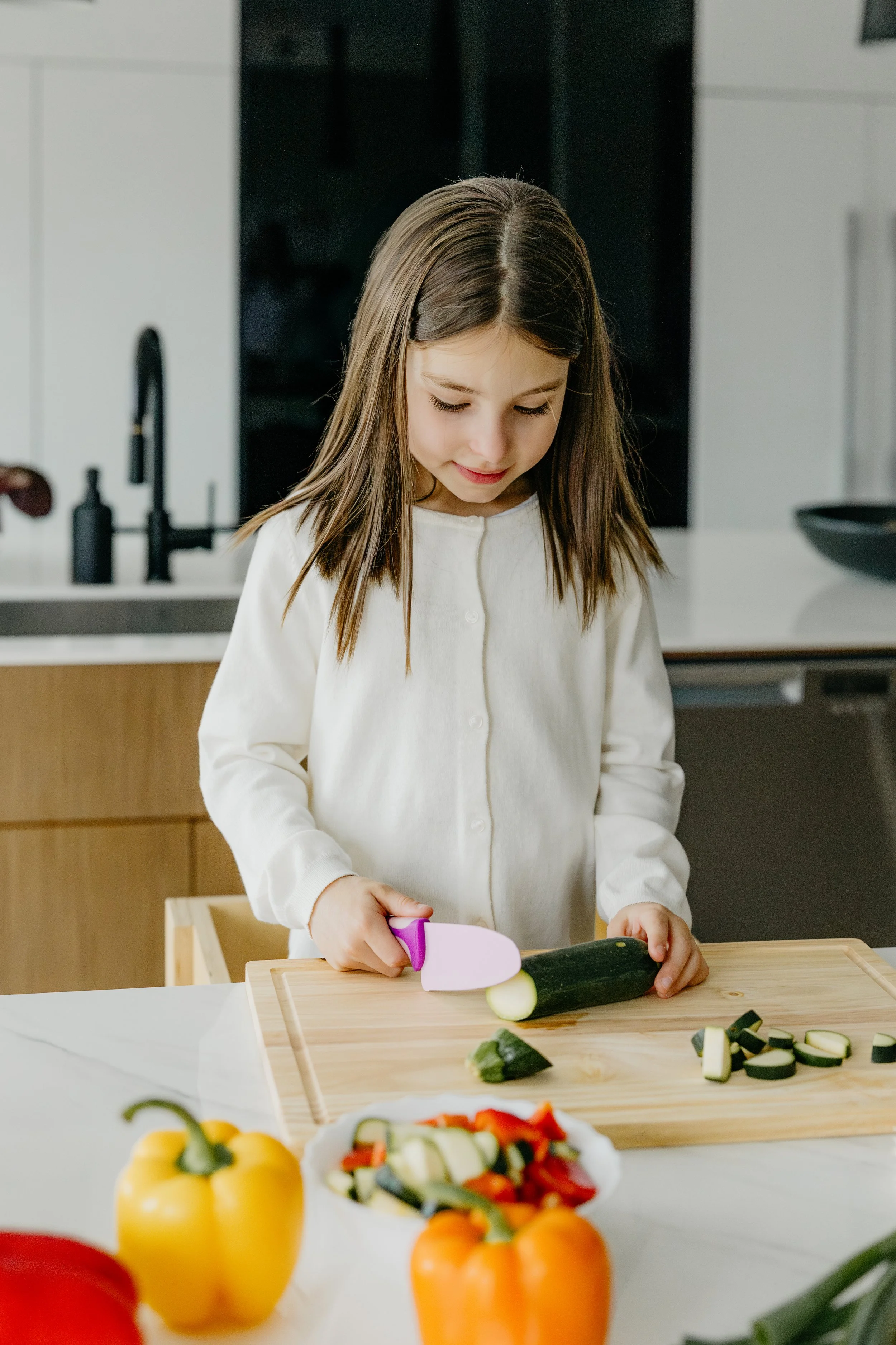 Enfant préparant des aliments dans le cadre d’une alimentation adaptée au TDAH