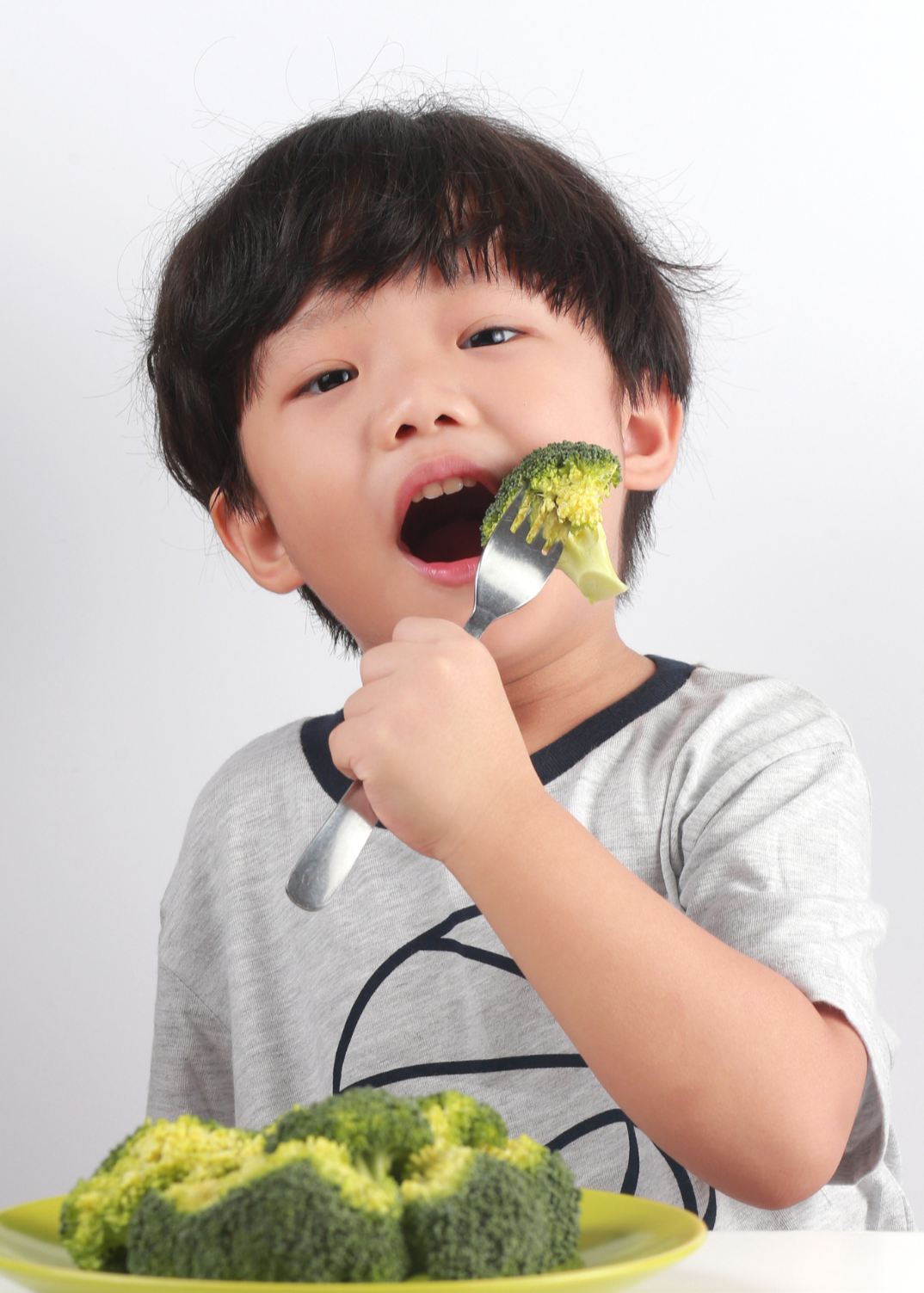 Enfant explorant un nouveau légume dans un contexte de sélectivité alimentaire associé au TSA