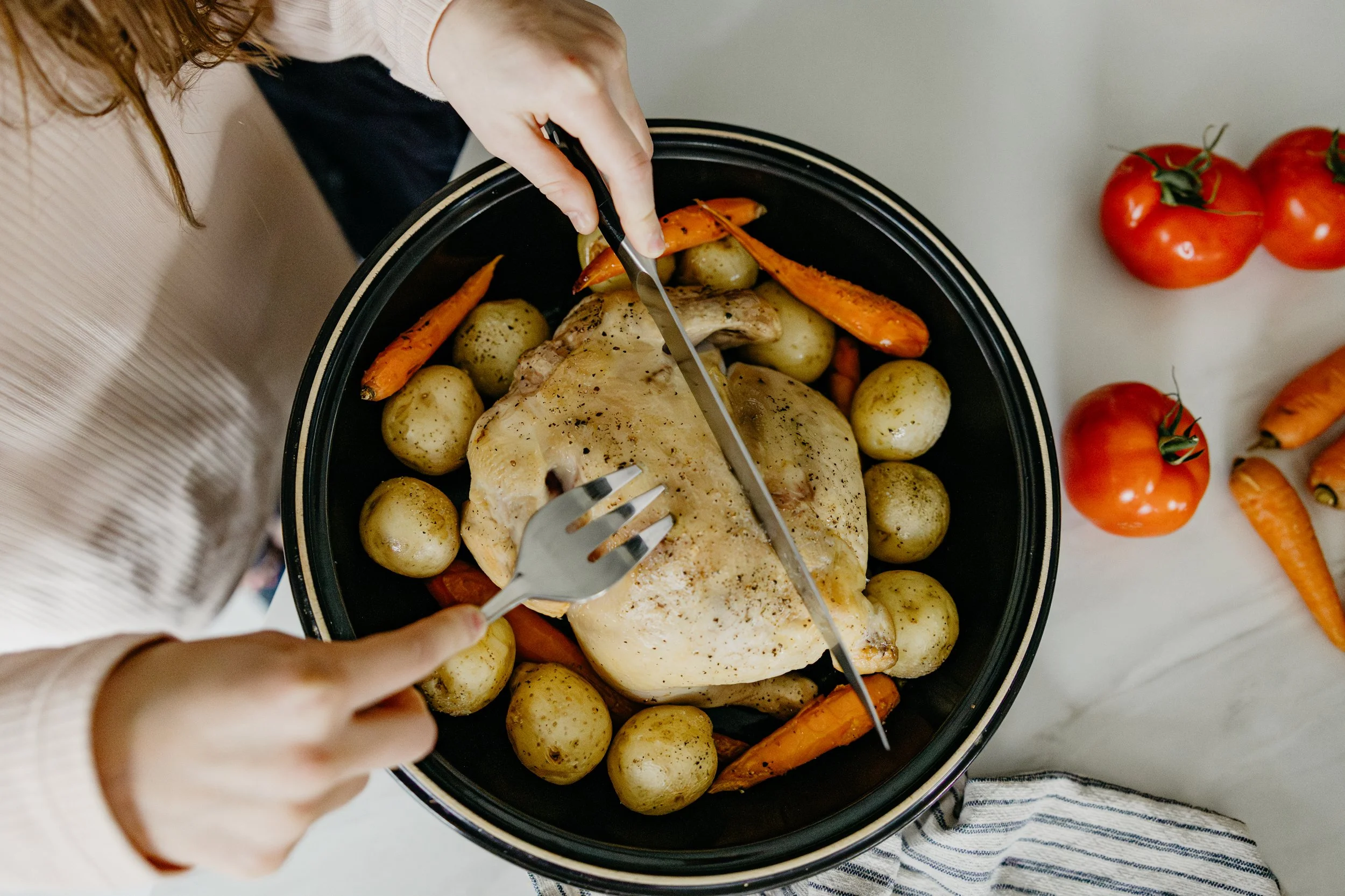 Repas équilibré avec poulet rôti et légumes recommandé pour de saines habitudes de vie