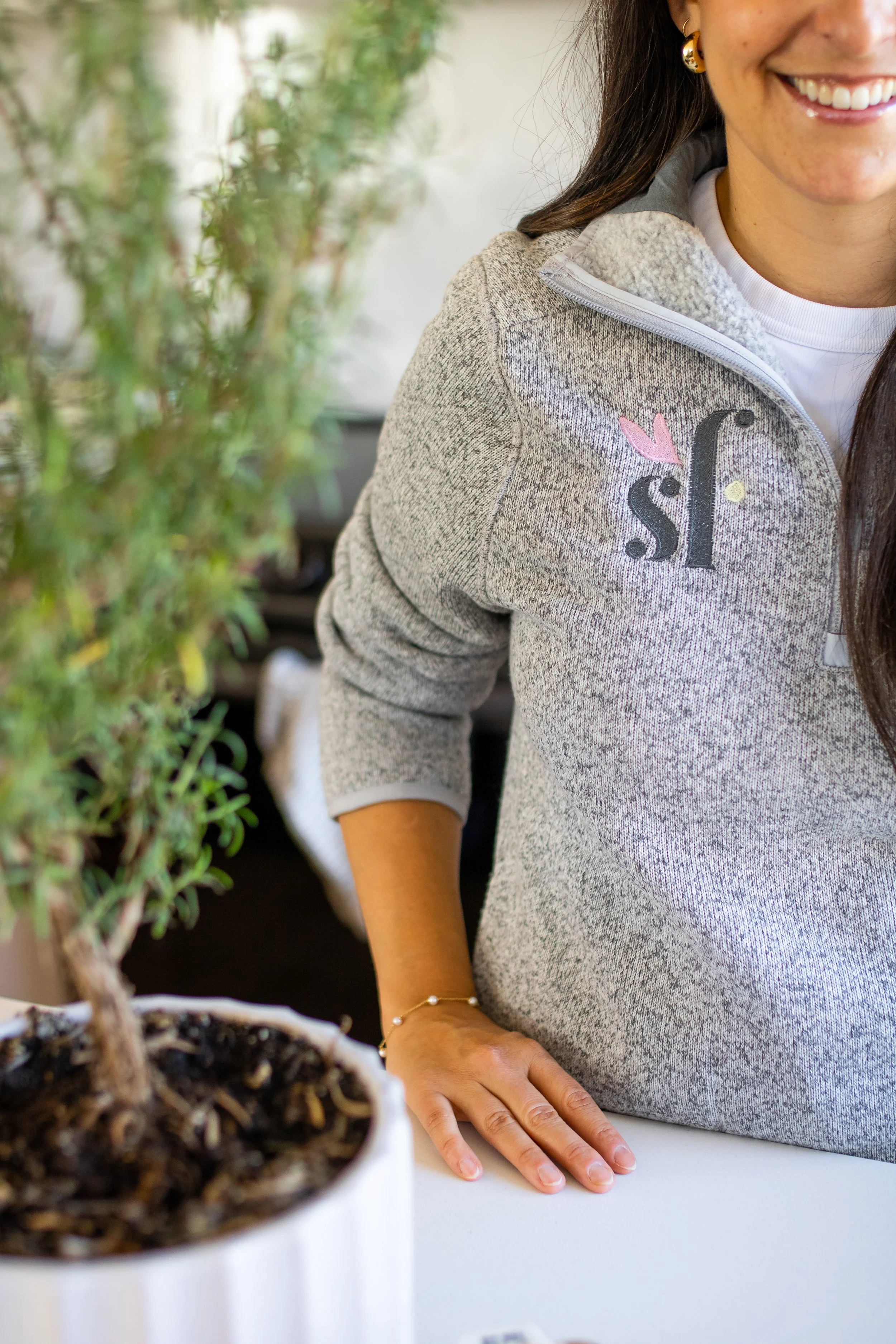 Femme souriante illustrant le bien-être et la santé hormonale accompagnée par une nutritionniste à Repentigny