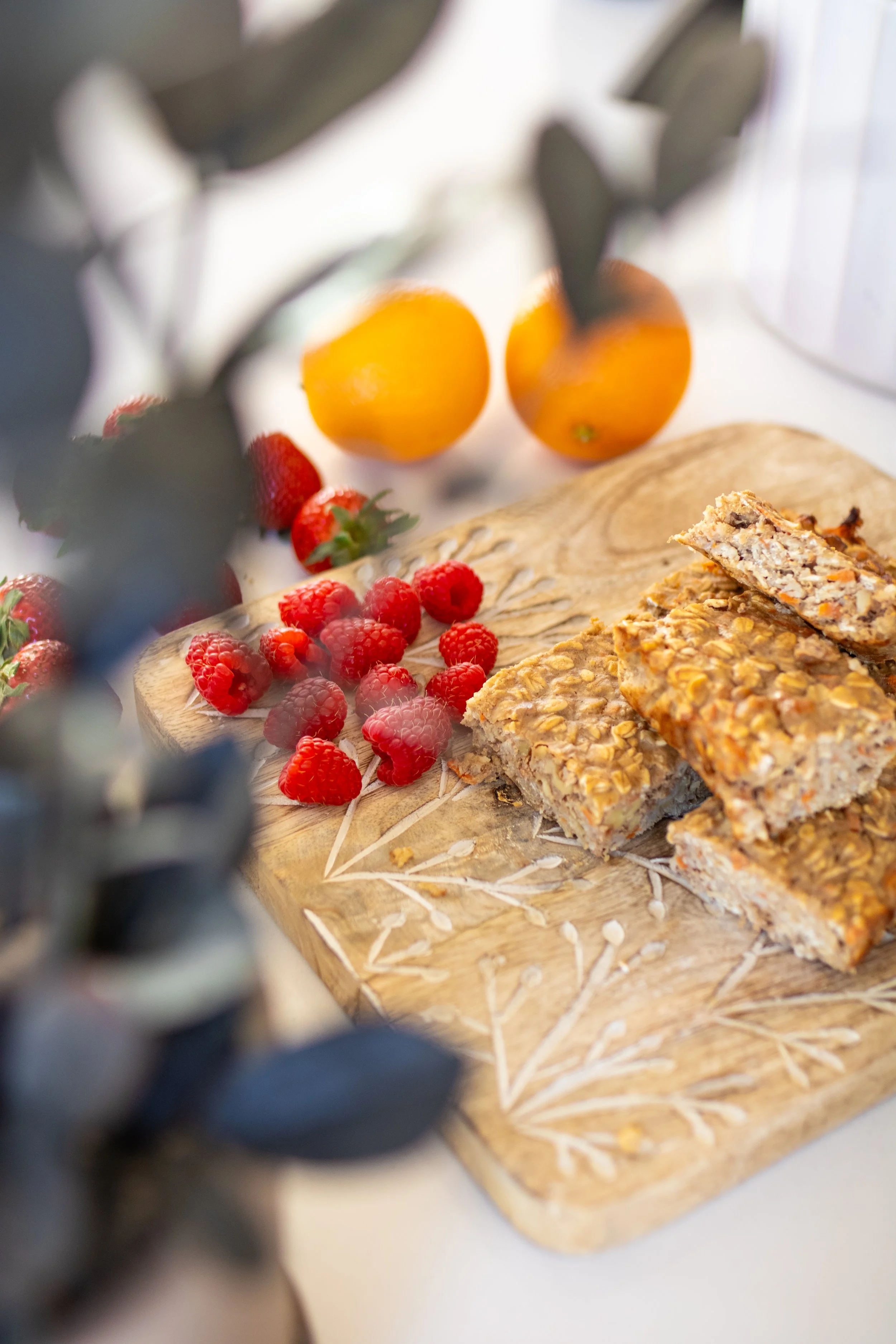 Collations maison avec fruits et grains entiers pour soutenir la santé hormonale et la ménopause