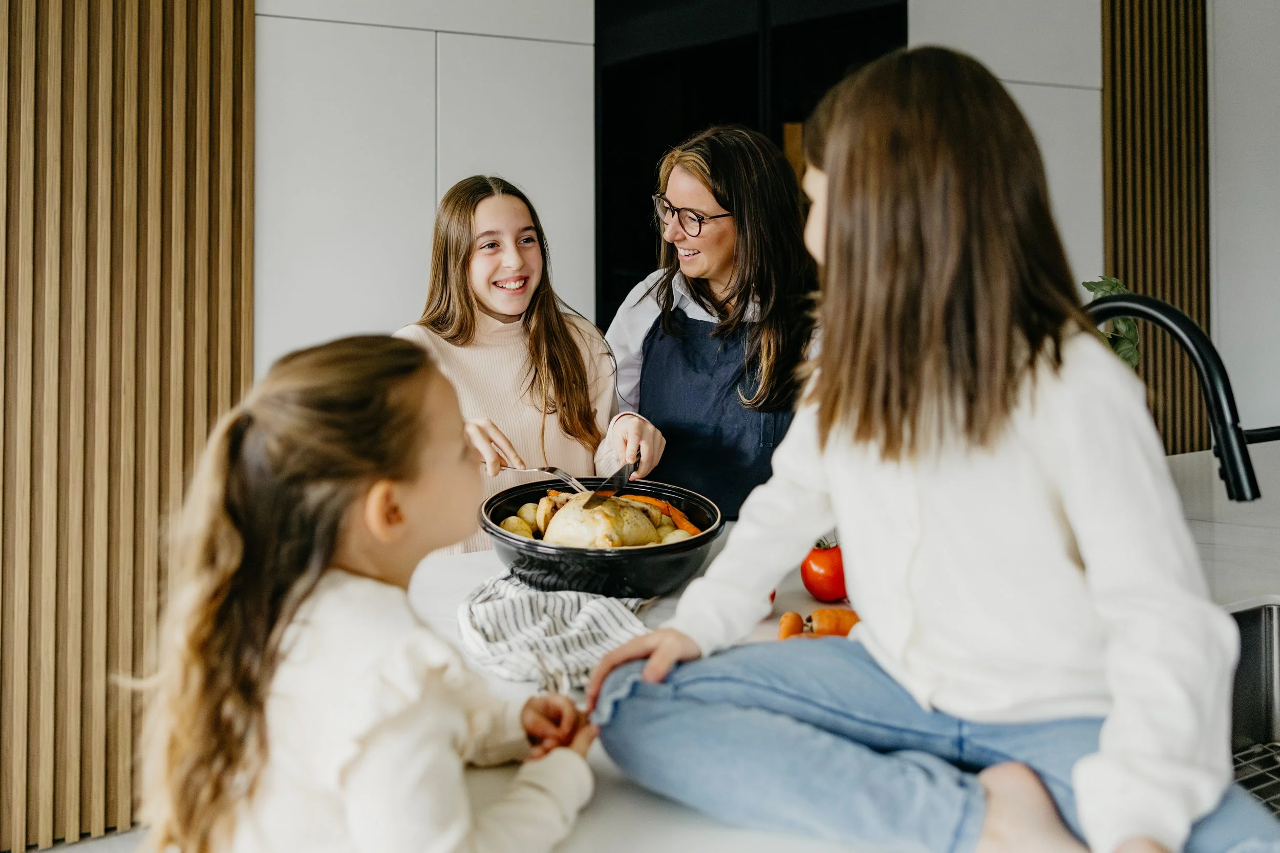 Nutritionniste accompagnant une famille pour favoriser de saines habitudes alimentaires chez les enfants et adolescents