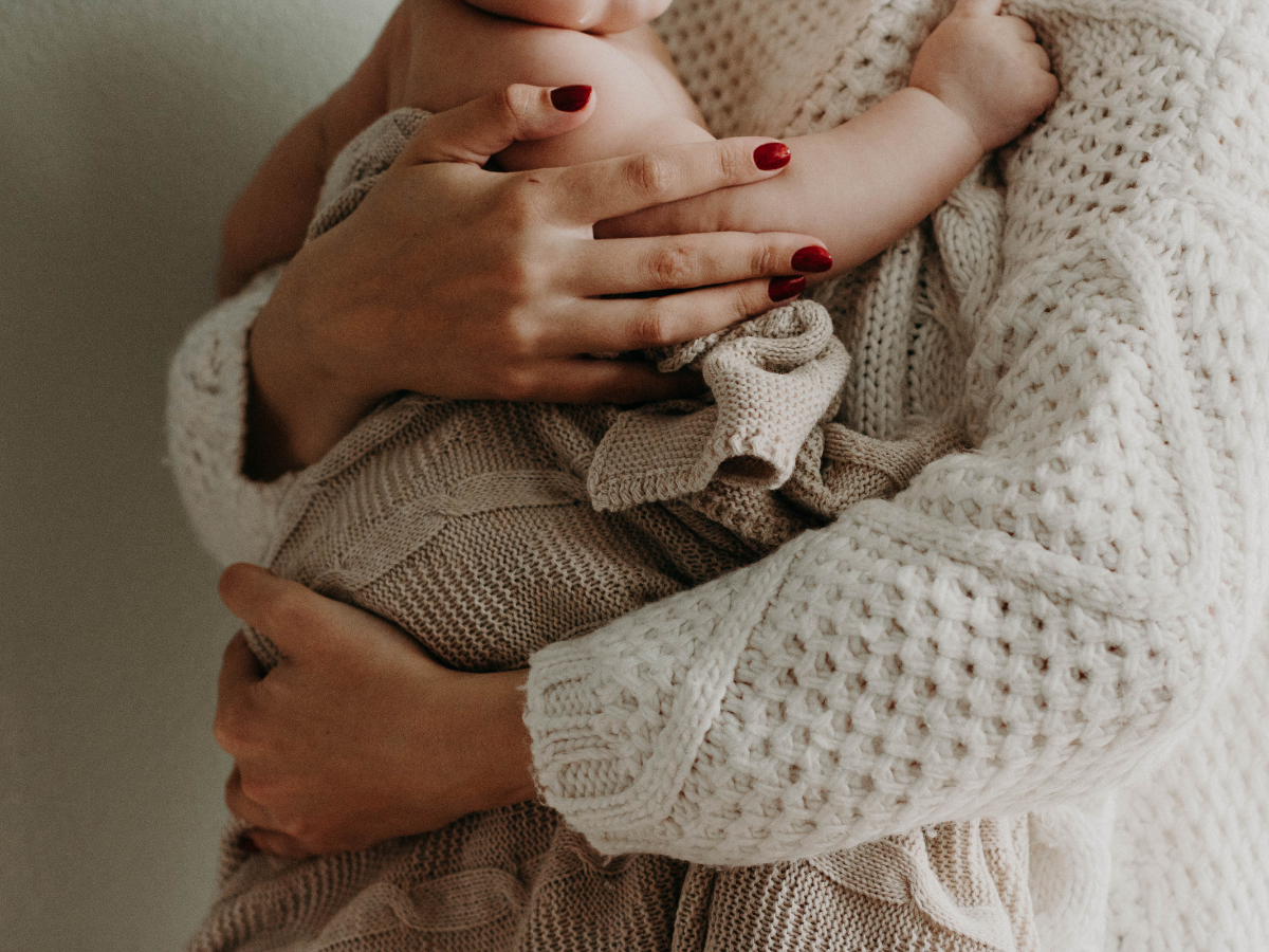 Nutritionniste accompagnant un parent et son bébé pour la diversification alimentaire et l’introduction des allergènes