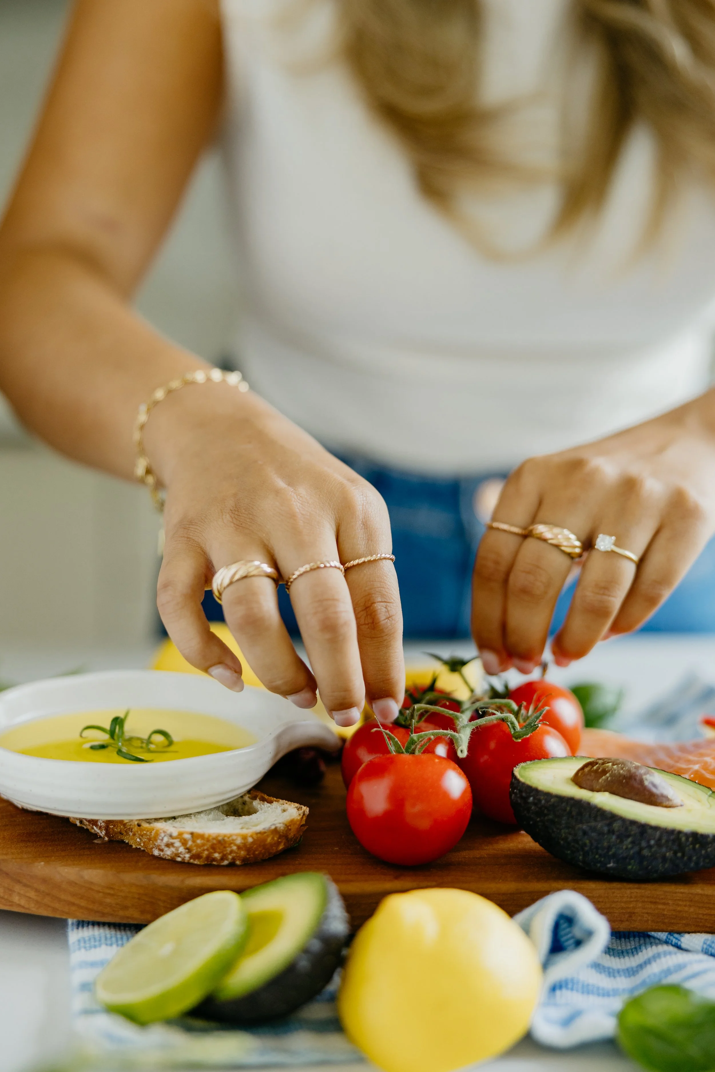 Nutritionniste accompagnant un client dans une démarche de perte de poids avec une alimentation équilibrée