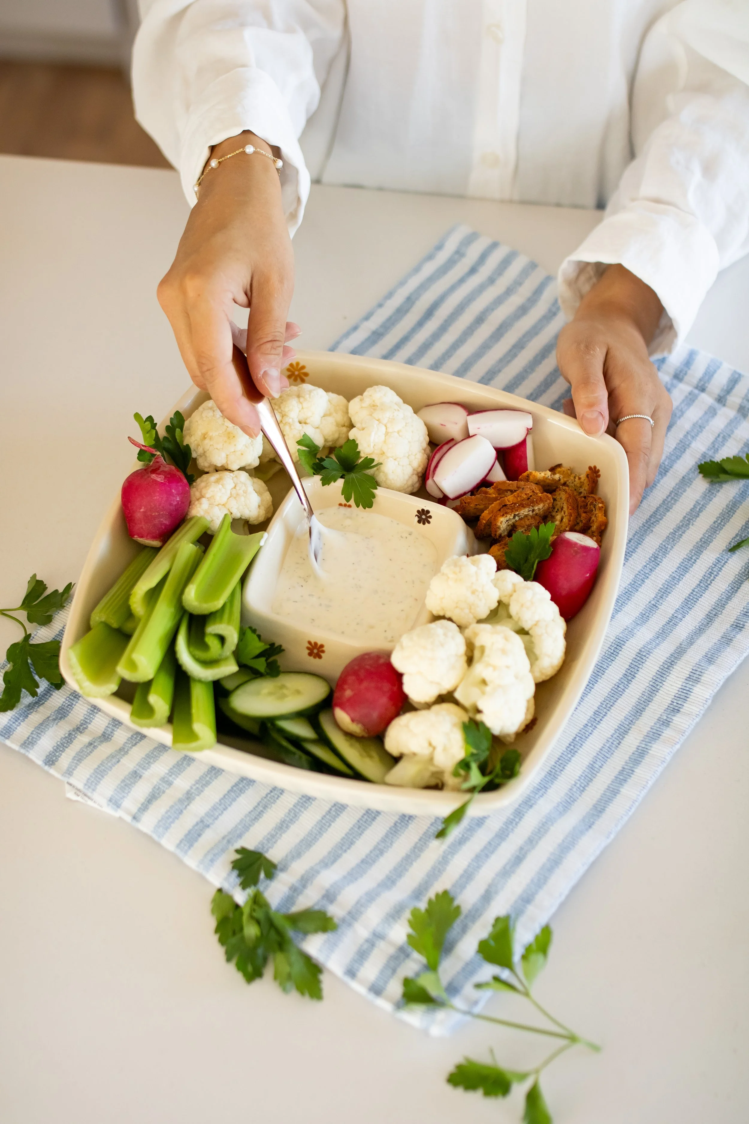 Collation de légumes frais avec trempette saine préparée dans une approche de saines habitudes de vie par une nutritionniste