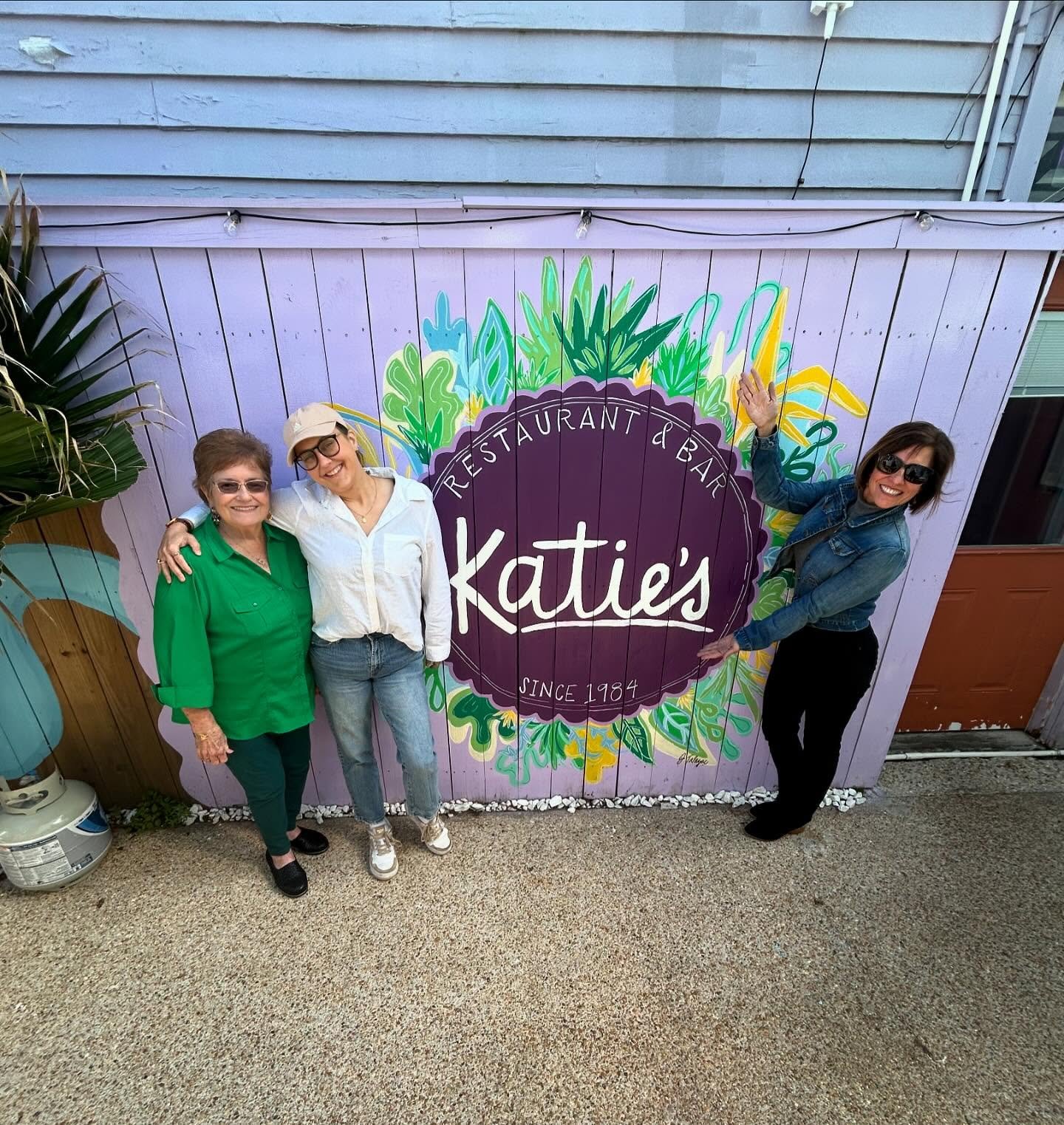 Had a fun galentine&rsquo;s brunch with my Mom and Grammie @katiesinmidcity &mdash; they were so excited to finally see the finished mural in person! 

#galentinesday #family #love #jessasketch #mural #muralart #muralartist #handpainted #nolalove #no