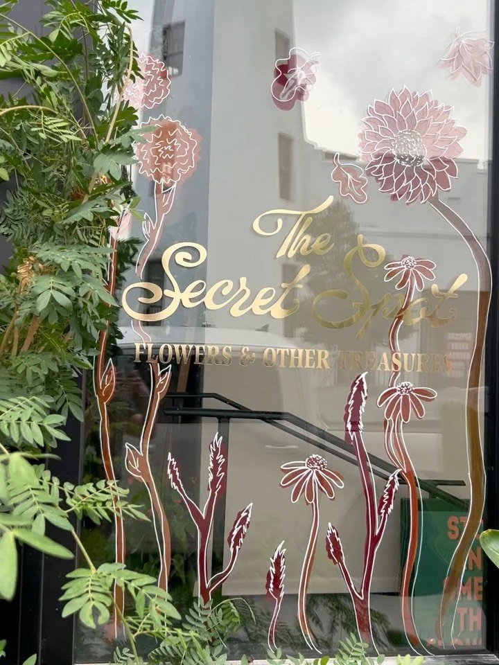 It&rsquo;s *officially* feeling autumnal @thesecretspotflowers!🍁🍂🌻 Despite our current temps (that will hopefully dip down soon), their Fall window painting is up and thriving&mdash;please go visit this most amazing &amp; beautiful flower shop, it