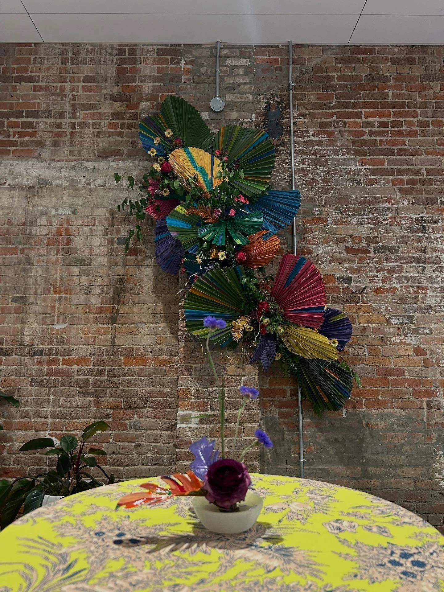 Hand painted leaves?! YES PLEASE! 👩🏻&zwj;🎨🌿 Had so much fun working with amazing planners (@amandapriceevents @foleyfetes) &amp; so many other creative, talented vendors on this colorful bridal expo/photo shoot for @commonhousenola! We added hand