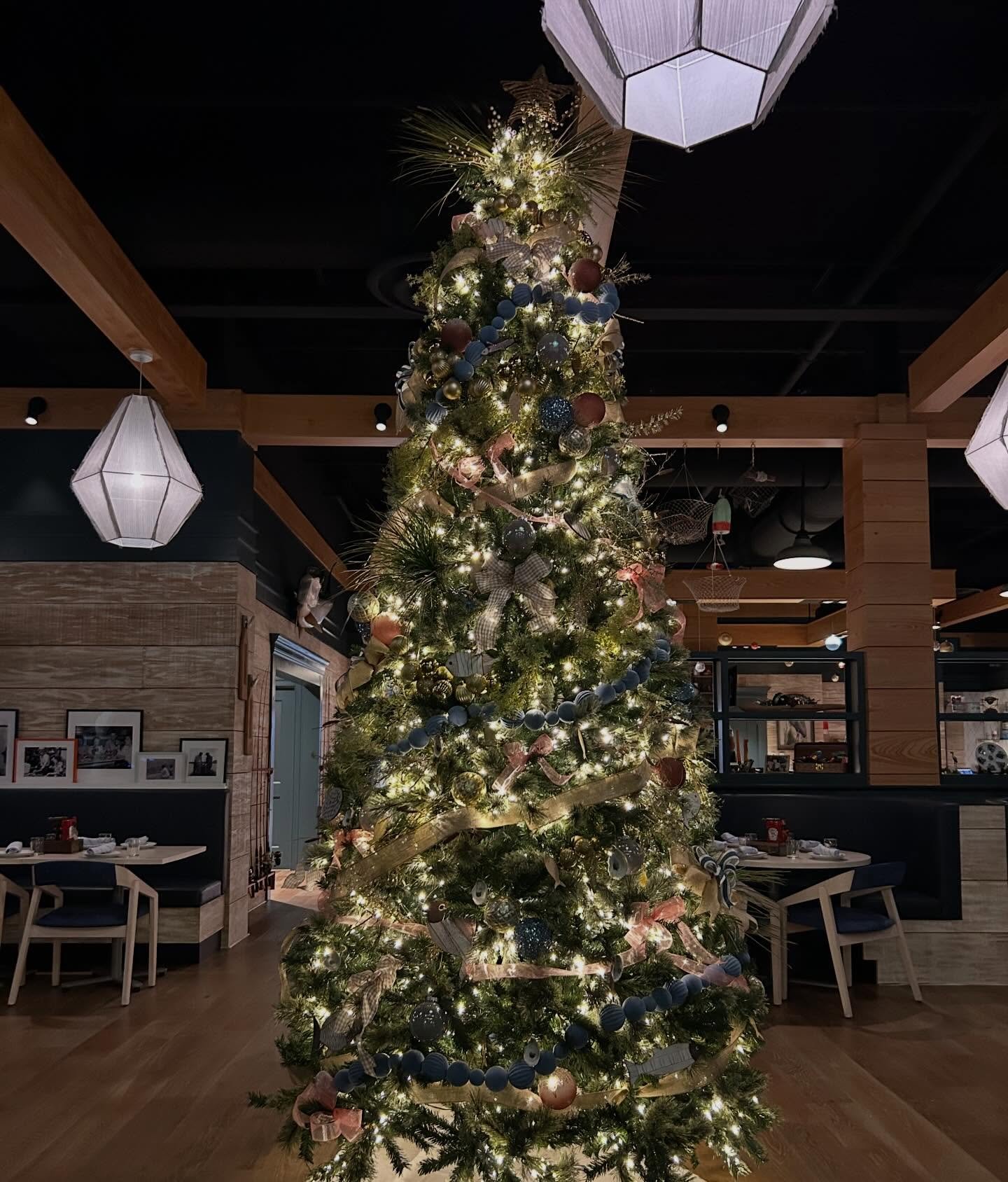 Feeling extra thankful to have had the opportunity to bring @delacroixrestaurant&lsquo;s &lsquo;Campy Christmas&rsquo; vibe to life this season! This project was so special to me for a multitude of reasons, but I really put my heart into it all&mdash