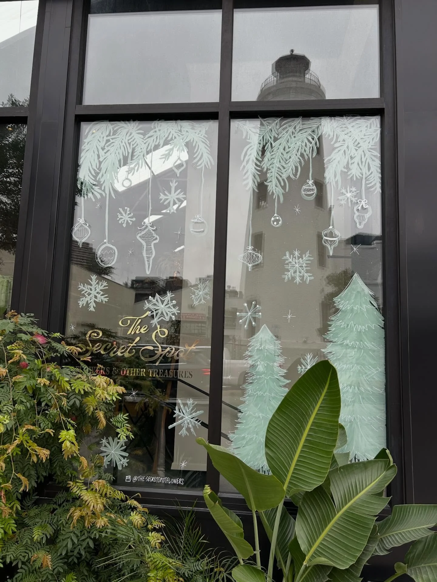 Winter-scape window refresh for @thesecretspotflowers came out so cute!! The mistletoe over the door is my fav! &hearts;️✨🌲

#localartist #windowart #holidaywindow #winterwonderland #locallove #shoplocal #shopsmallbusinesses #womenownedbusinesses #w