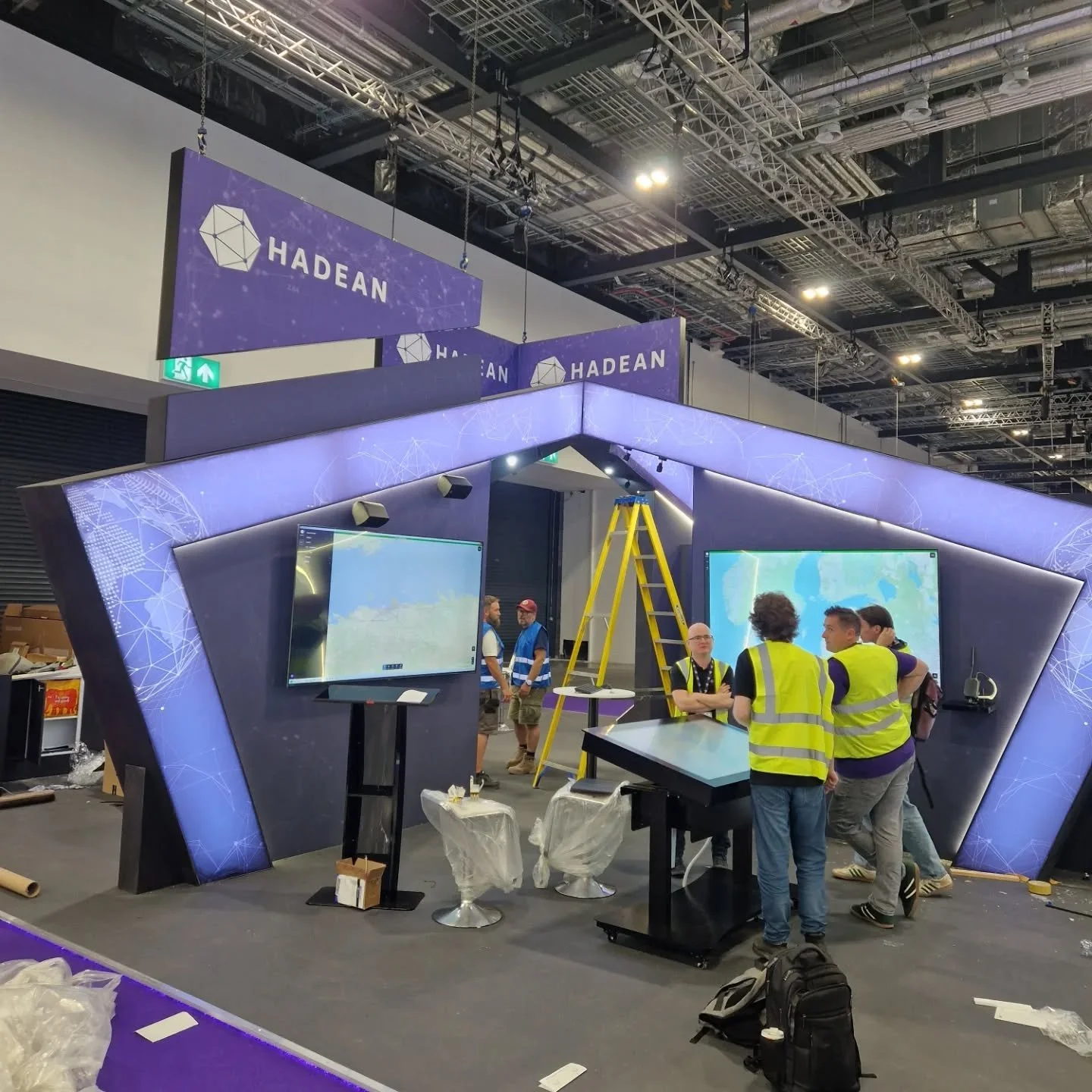 Just finished up at DSEI. First time doing exhibitions and im loving it.

For this project i work on build, finishing, logistics and electrical.

#set #setconstruction #carpentry #design #setdesign #setbulding #theatre #backstage #scenicconstruction 