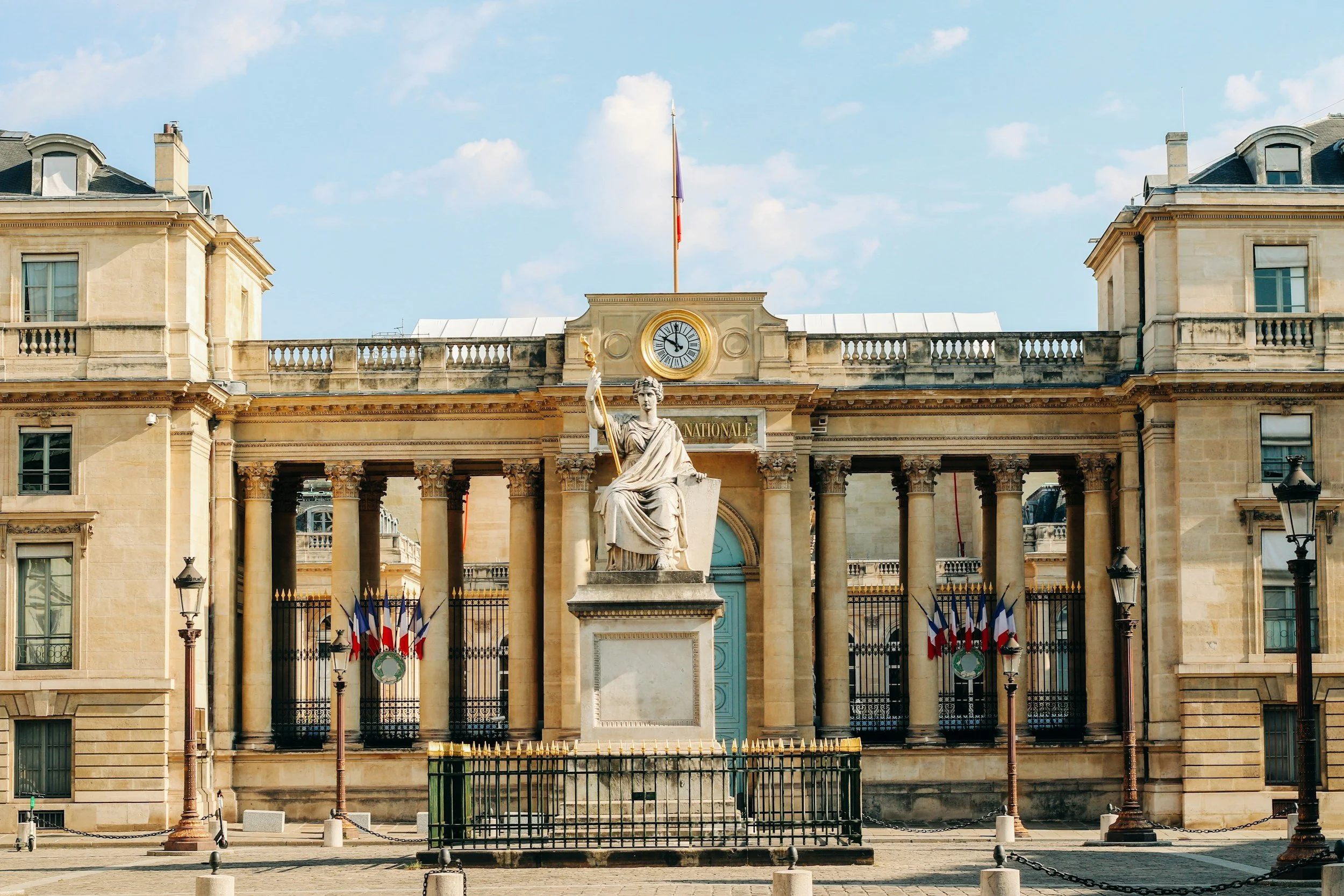 Hollande takes emergency measures to pass reforms