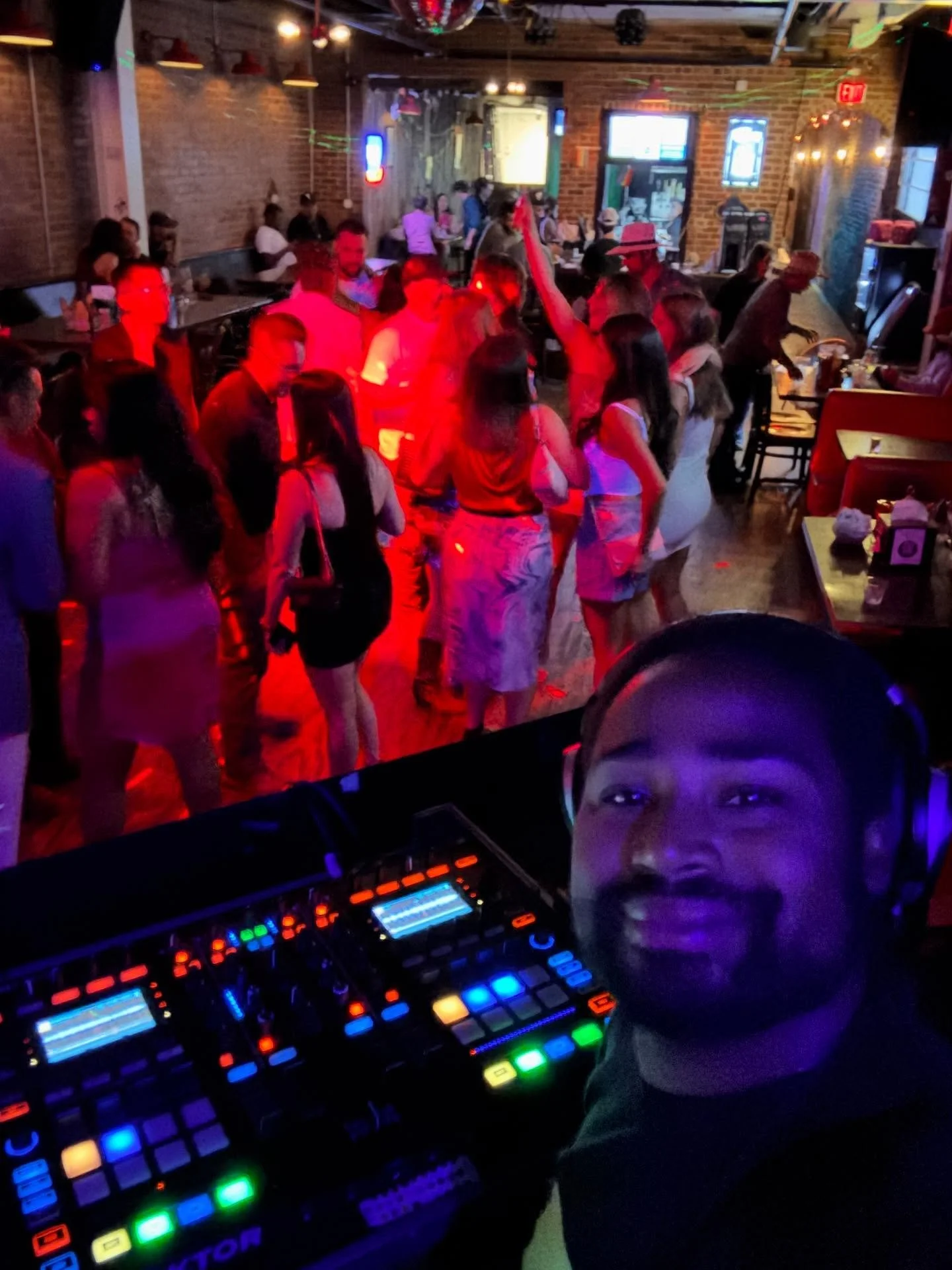 A full dance floor always makes the job more fun. 
#dj #nightlife