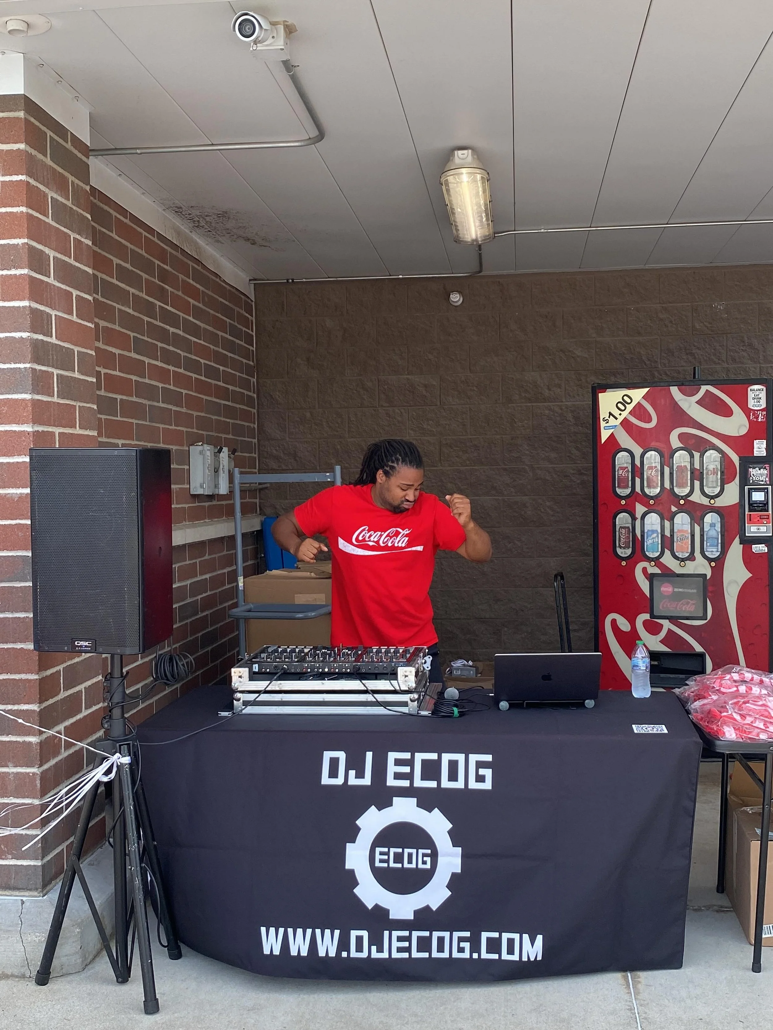 Enjoying another club Walmart!
#friday #djlife🎧 #clubwalmart
