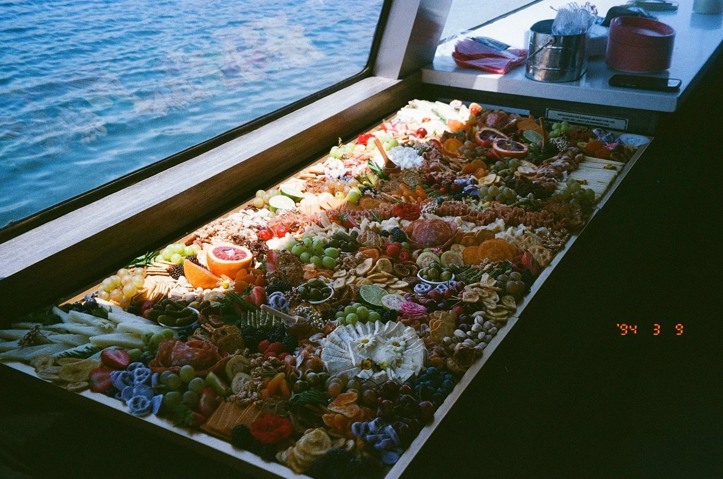 film makes the board hit different 🍇📸✨

#charcuterieboard #shotonfilm #grazingtable