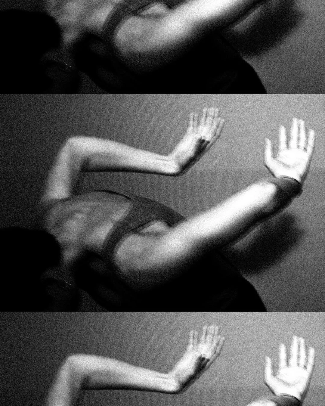 Imagen en escala de grises de tres fotografías de manos en diferentes posiciones, una con la palma hacia arriba, otra con la mano en forma de saludo y otra con la mano en descanso.