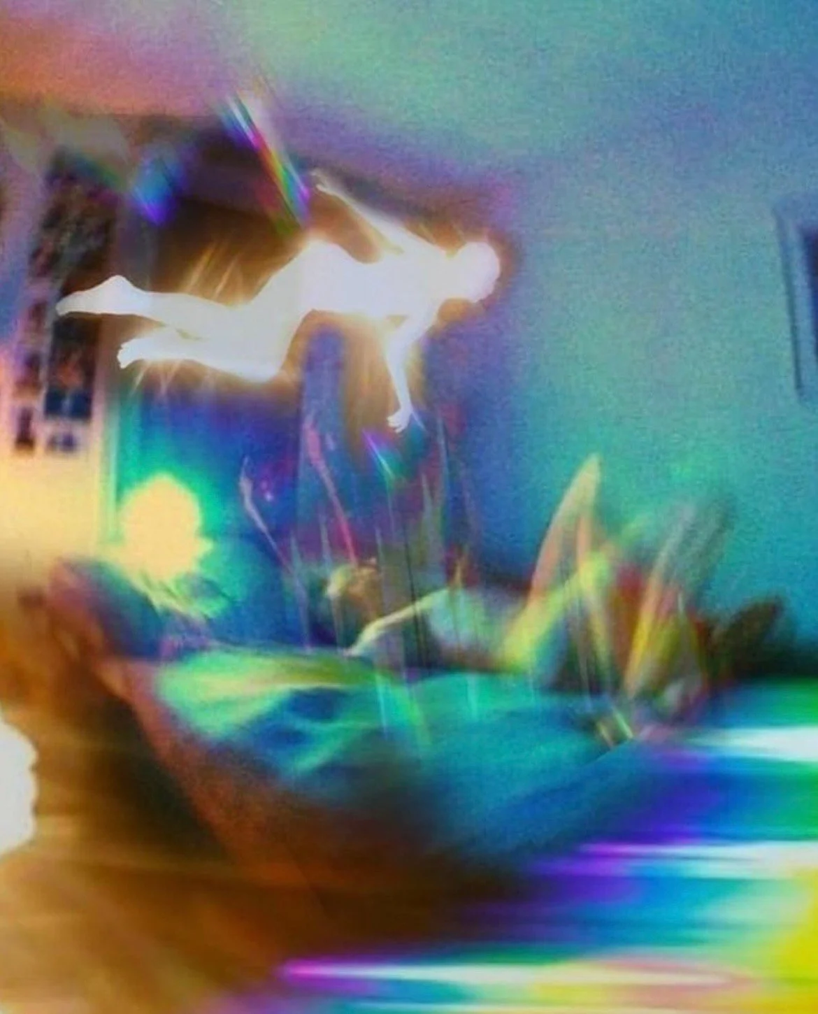 Foto borrosa y en colores vibrantes de una persona usando auriculares, con un efecto de distorsión de luz y color en una habitación.