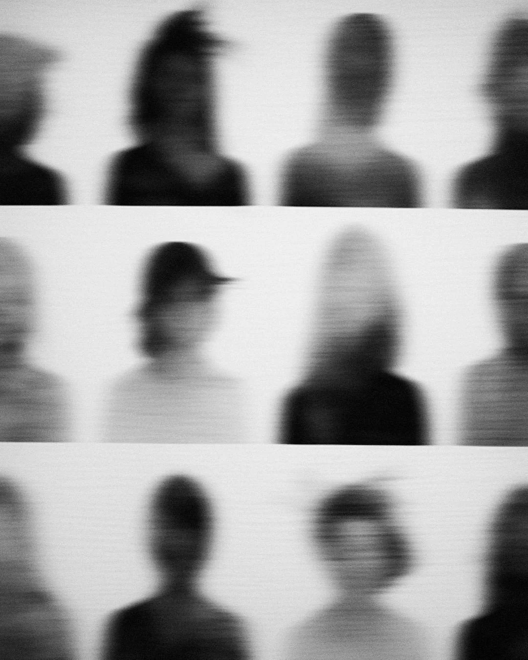 Imagen en blanco y negro con siluetas borrosas de personas en tres filas horizontales.
