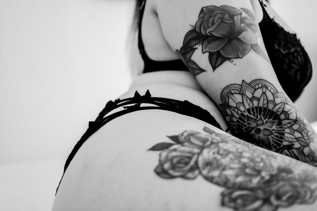 best-boudoir-photographer-in-tucson-preparing-for-boudoir-shoot25.jpg