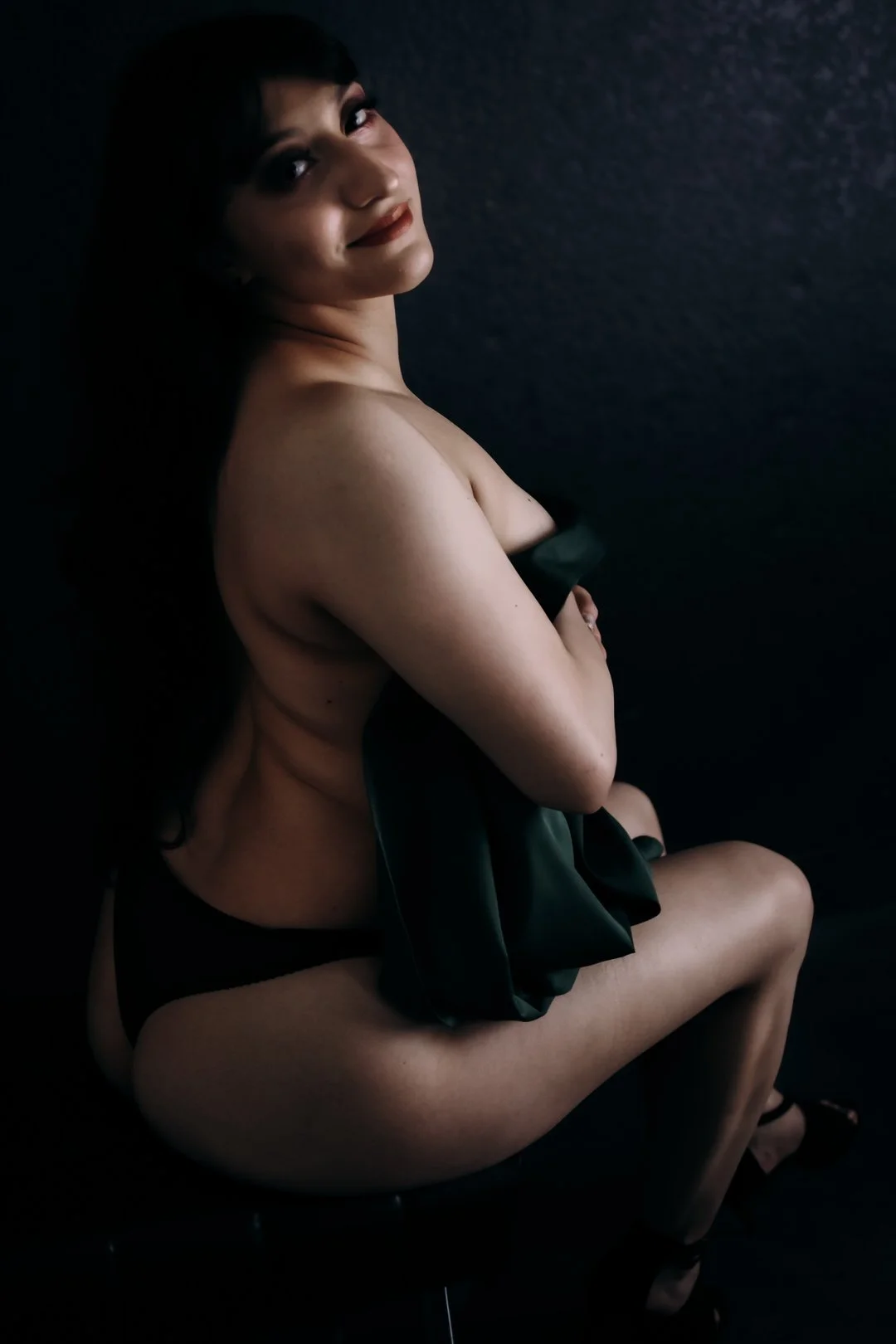 best-boudoir-photographer-in-tucson-preparing-for-boudoir-shoot166.jpg