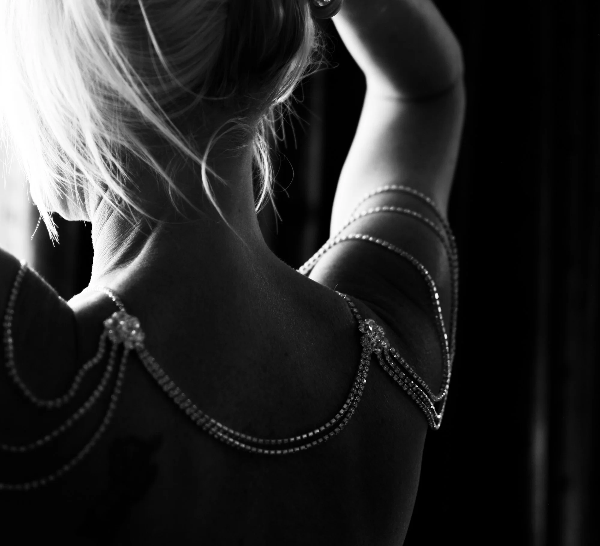 Fine art boudoir photography by Tucson boudoir photographer Rebekah Ayantola, featuring an elegant black and white portrait of a woman in Tucson, Arizona.