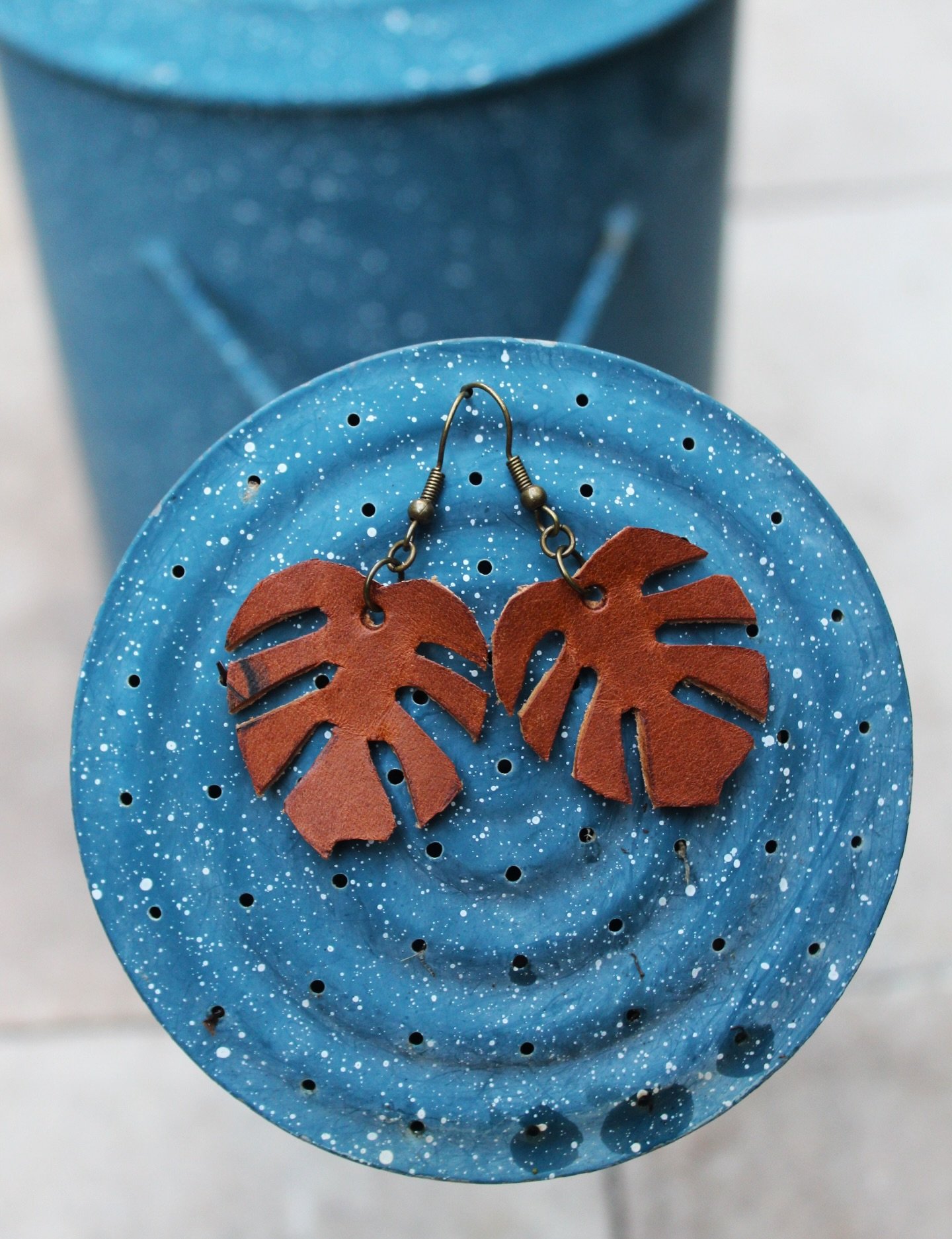 Monstera Earrings are out! Made with genuine leather &amp; lightweight. 
Check out the shop for more info, link in Bio.
.
.
.
#naturaljewelrydesign #monsteraaccessories #sunflower_roots_studio