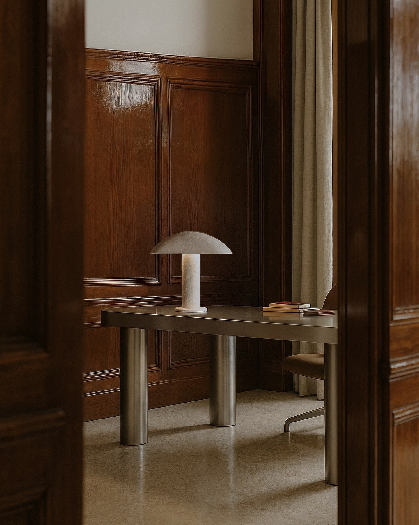 NEZU LARGE TABLE LAMP, PLASTER + ORMEA TABLE