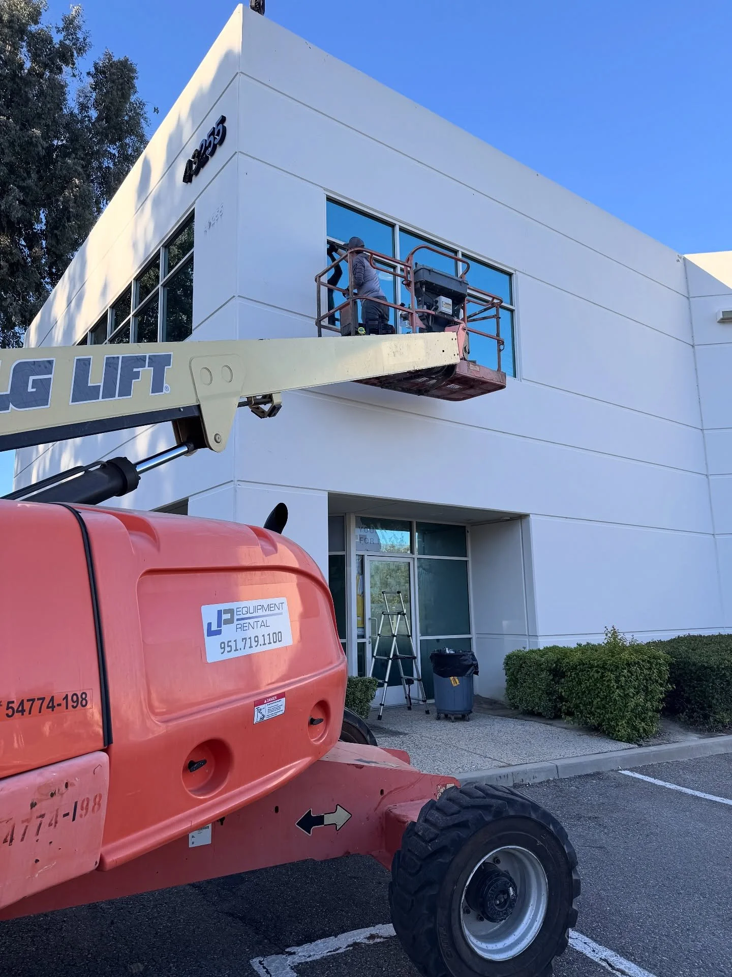 Out with the old, in with the new! 
Transforming offices one window at a time 👊
Today&rsquo;s project: updating Vietz&rsquo;s graphics for a clean, modern refresh.
Need yours updated too? We handle removal and reinstallation,&hellip; start to finish