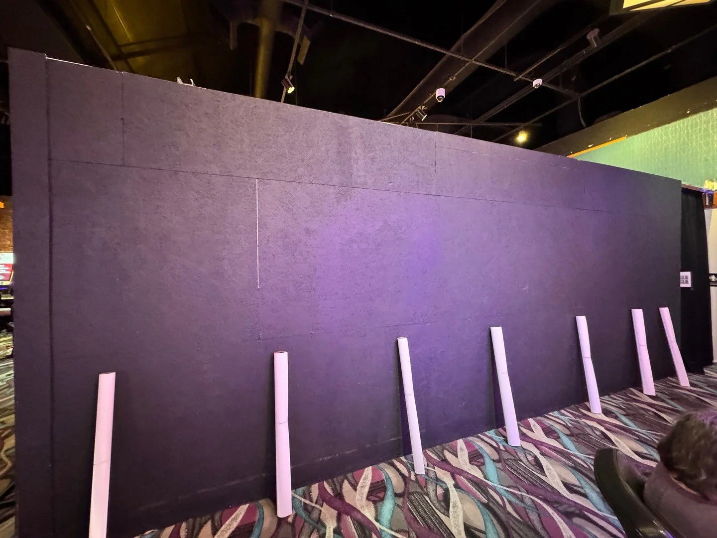 Construction doesn&rsquo;t have to look like construction. 🚧➡️✨

Temporary wall barricade graphics turn work-in-progress spaces into polished, intentional experiences. From behind-the-scenes progress shots to the final installed look, these graphics