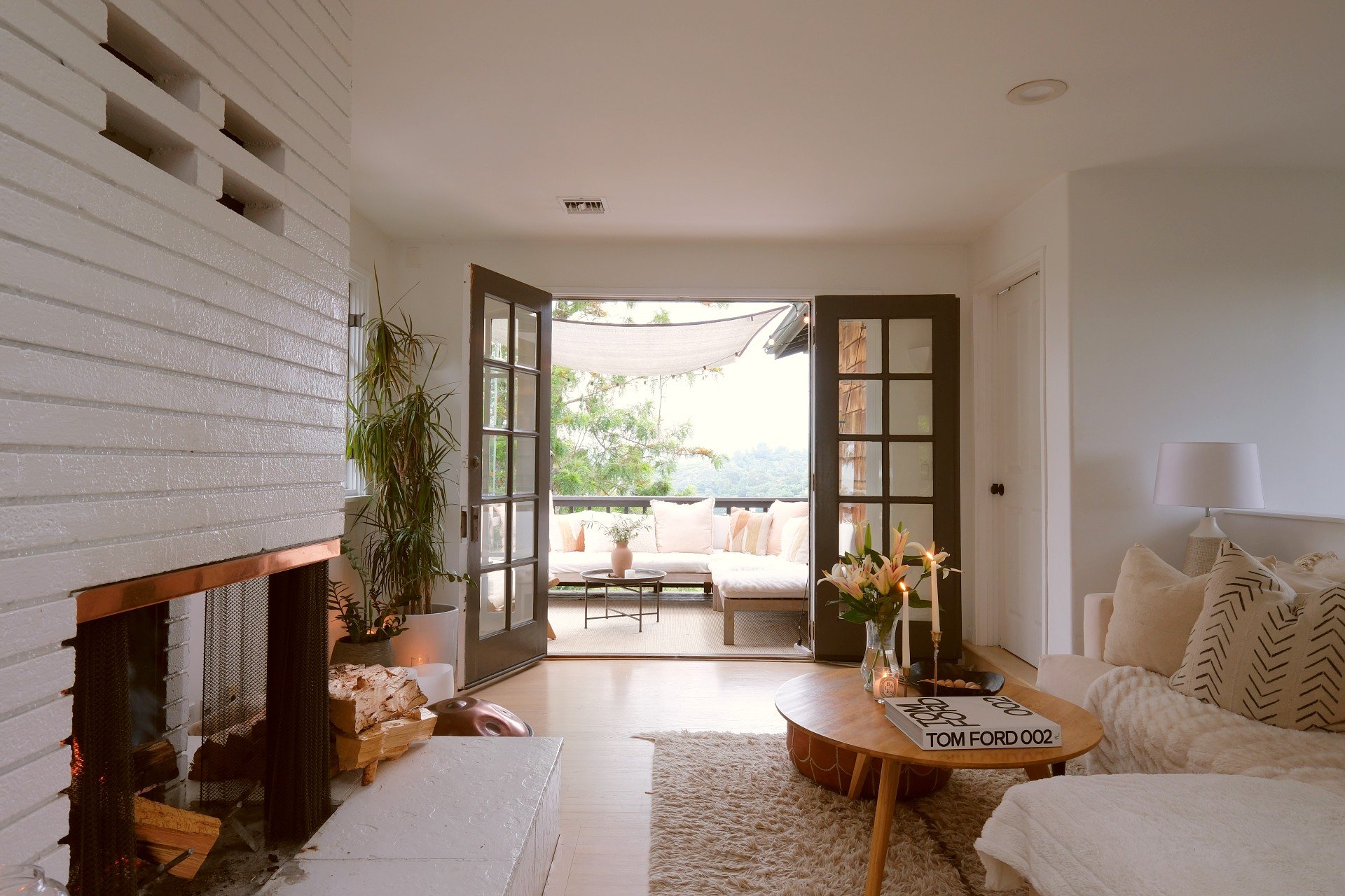 Copy of peerspacelivingroomwide2.jpg