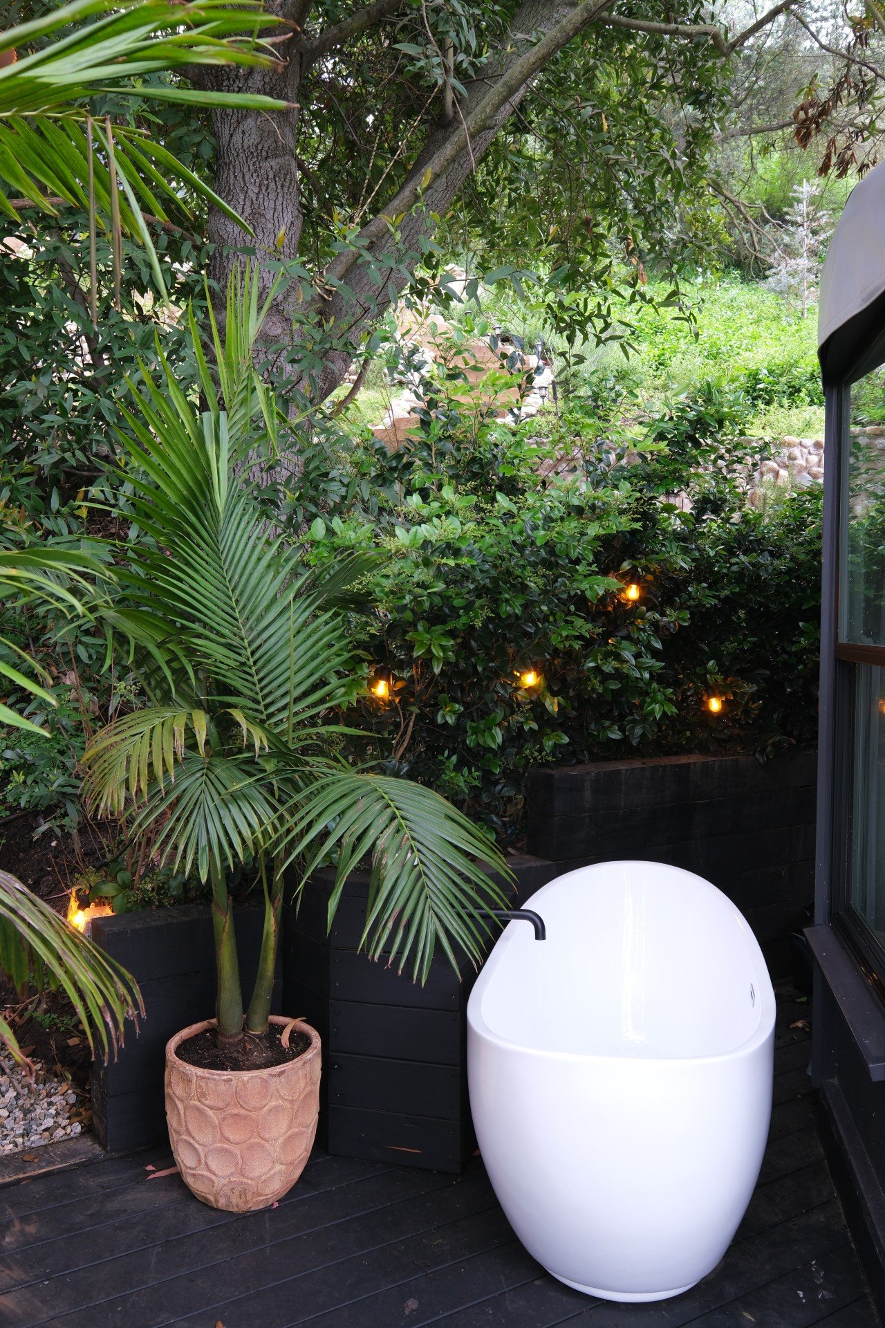 outdoorbathtub.jpg