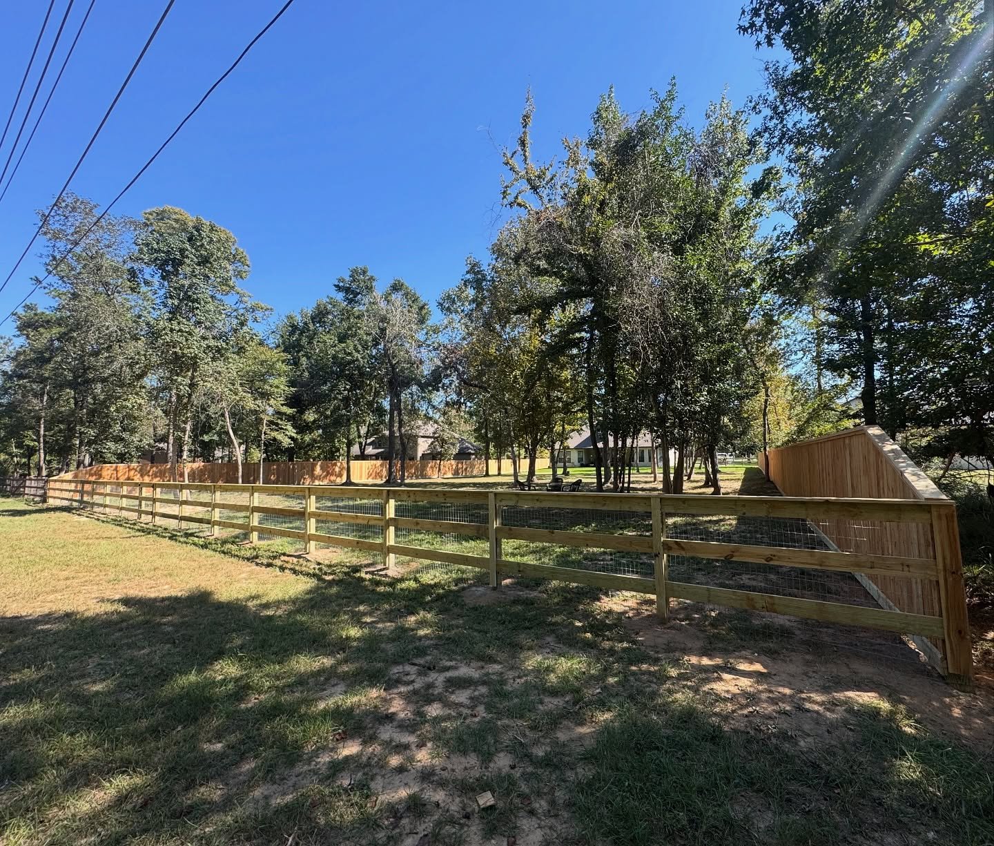 Privacy where you want it, views where you need it. 👀 This Ridge Lake Shores project features a 6&rsquo;6&rdquo; cedar privacy fence with cap and trim + a corral fence overlooking the greenbelt. The perfect blend of beauty and function. #FencesByCra