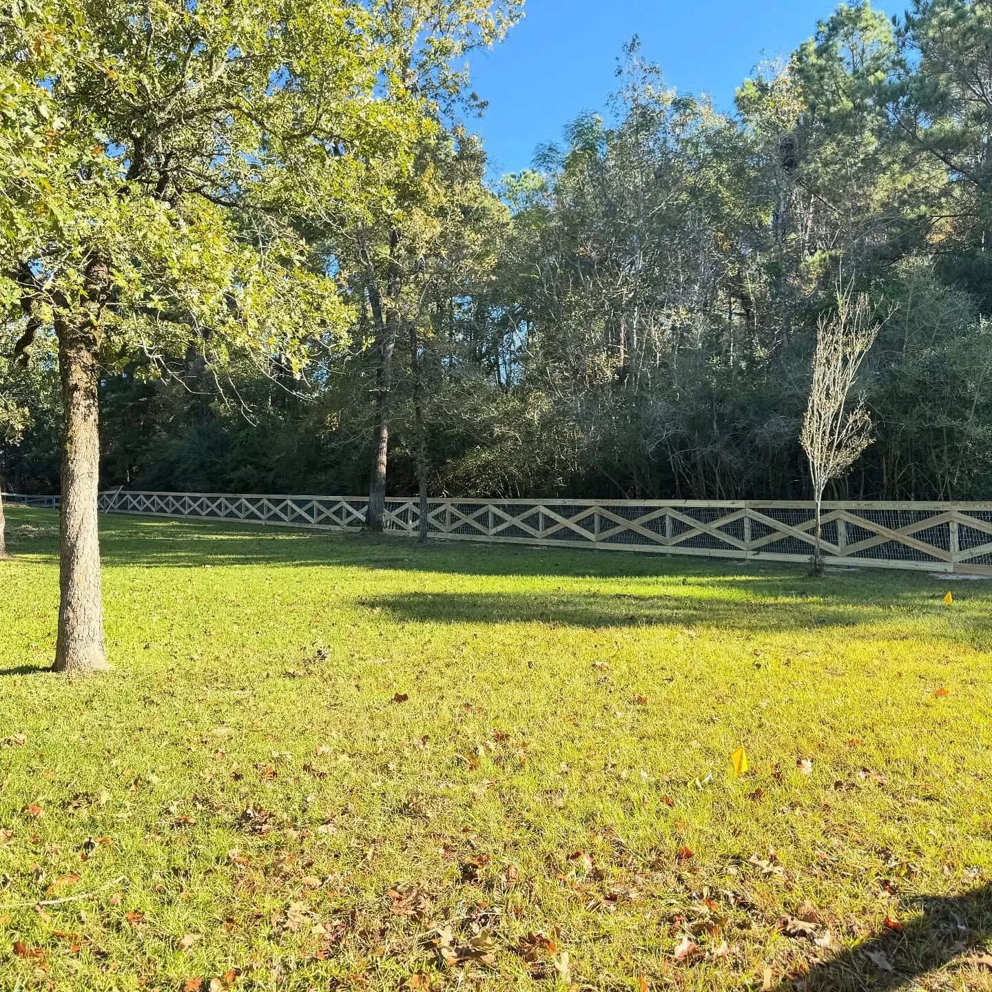 Classic countryside charm meets modern craftsmanship 🤝
This cross-buck style fence by FENCES BY CRAIG delivers timeless beauty, durability, and curb appeal that sets your property apart.
📍Built to last. Built the right way.
📞 Call us today for a f