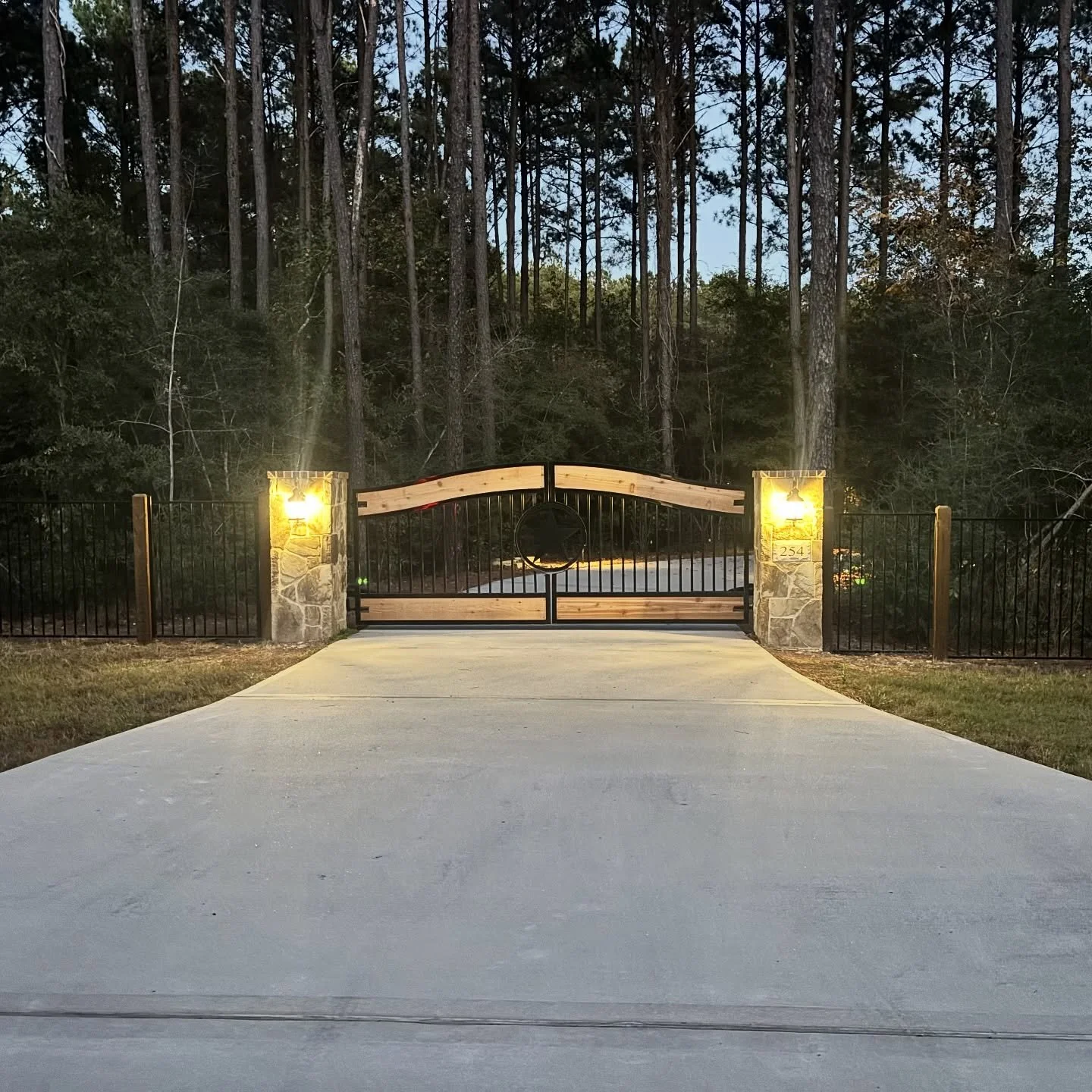 Nothing beats the feeling of watching a customer&rsquo;s vision come to life. From the driveway gate columns to the fence line, every detail was built with pride. Hard work pays off &mdash; and projects like this make it all worth it.🤩 Call us today