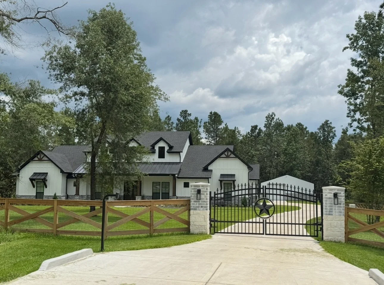 Ho-ho-hold up&hellip; that fence looks good. 🎅🏼😍🎄