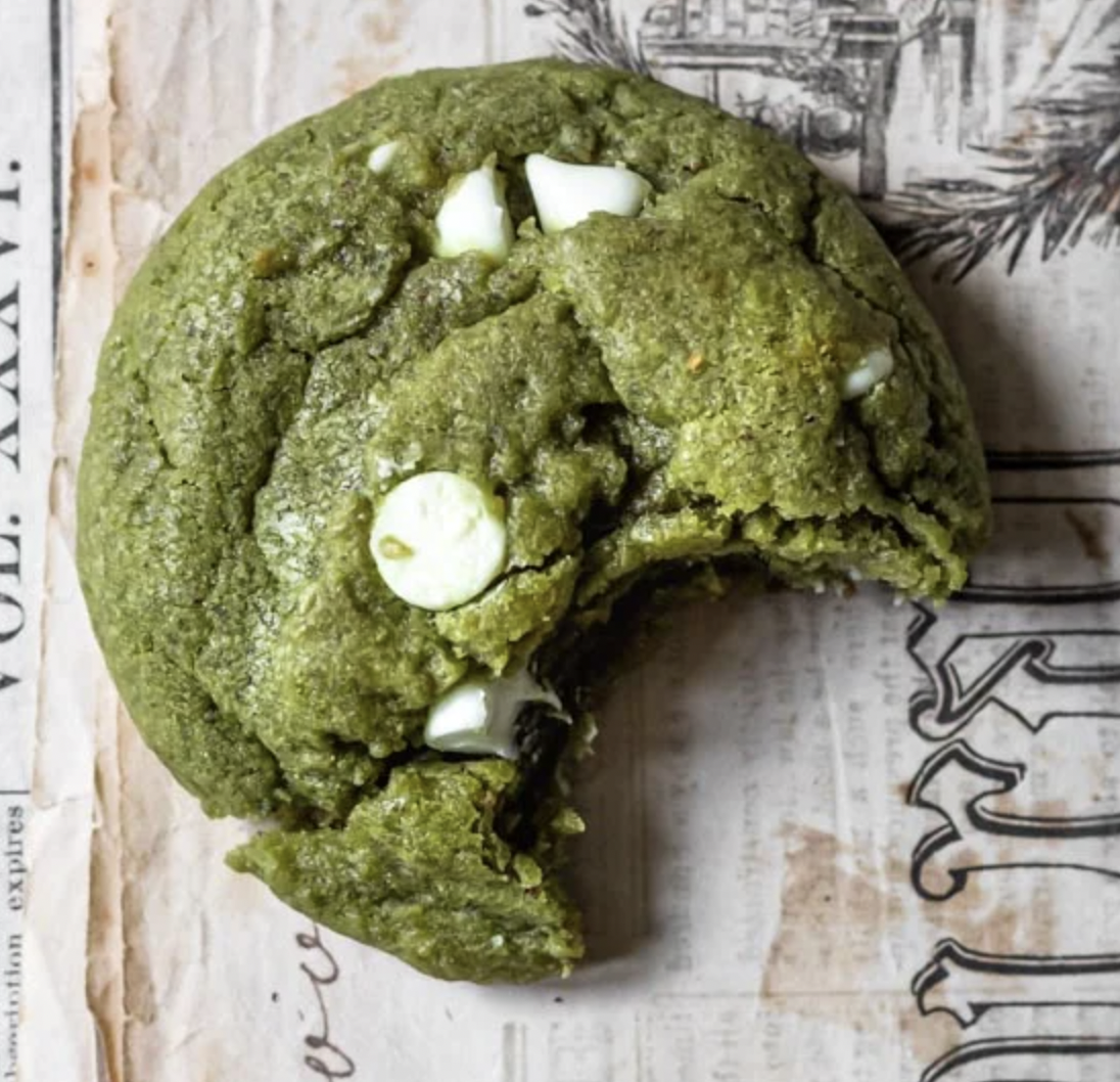 Biscuit au thé vert matcha et aux noix de macadam