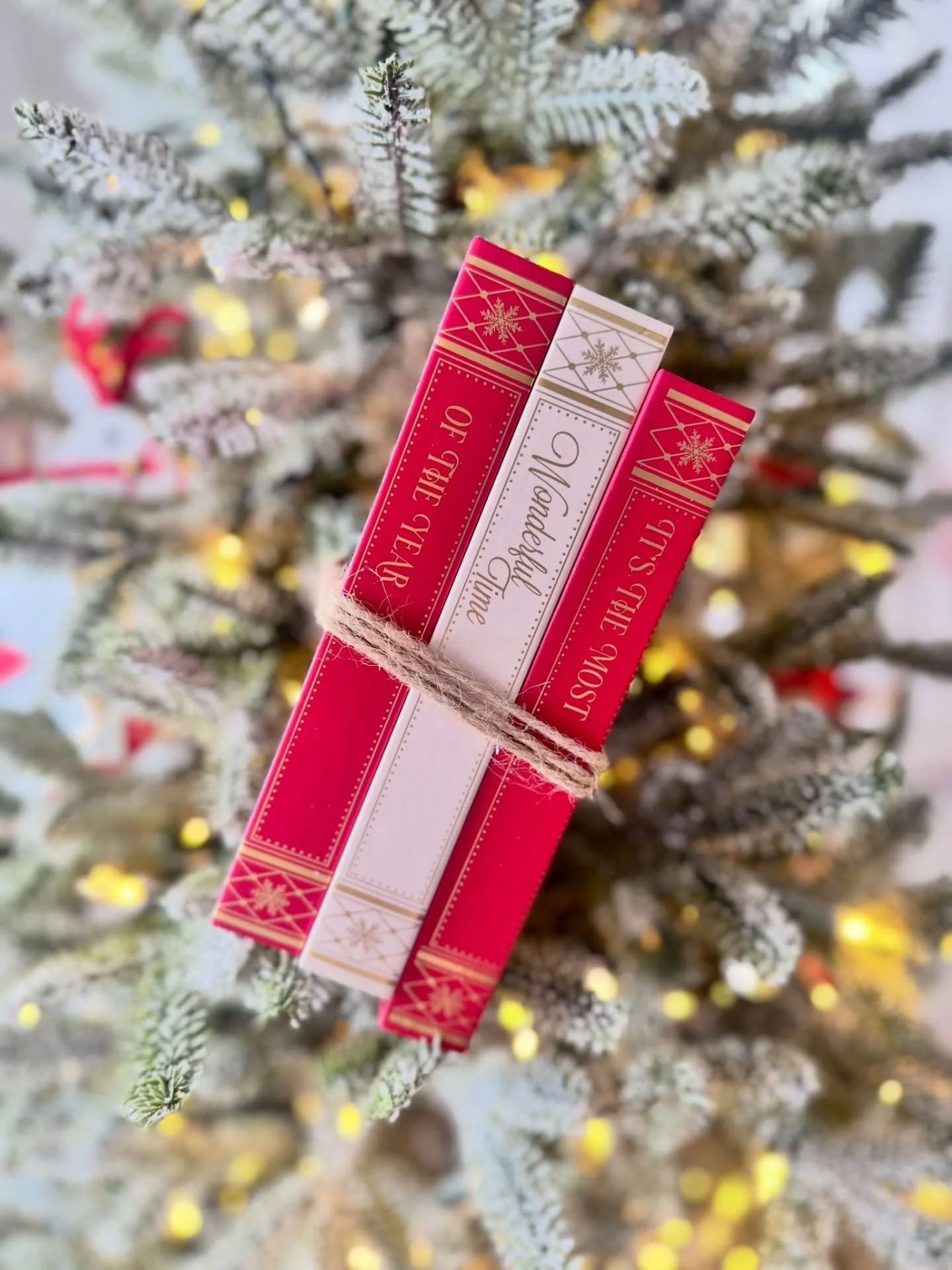 Proof that a traditional Christmas tree is all in the curated details 📚🎄✨

Which ornament is your favourite?

𝒯𝒽𝑒 𝒯𝓇𝑒𝑒 𝒟𝓇𝑒𝓈𝓈𝑒𝓇

.
.
.
.
.
#thetreedressers
#christmastree 
#christmasdecor 
#christmasdecorations 
#christmastoys 
#christ