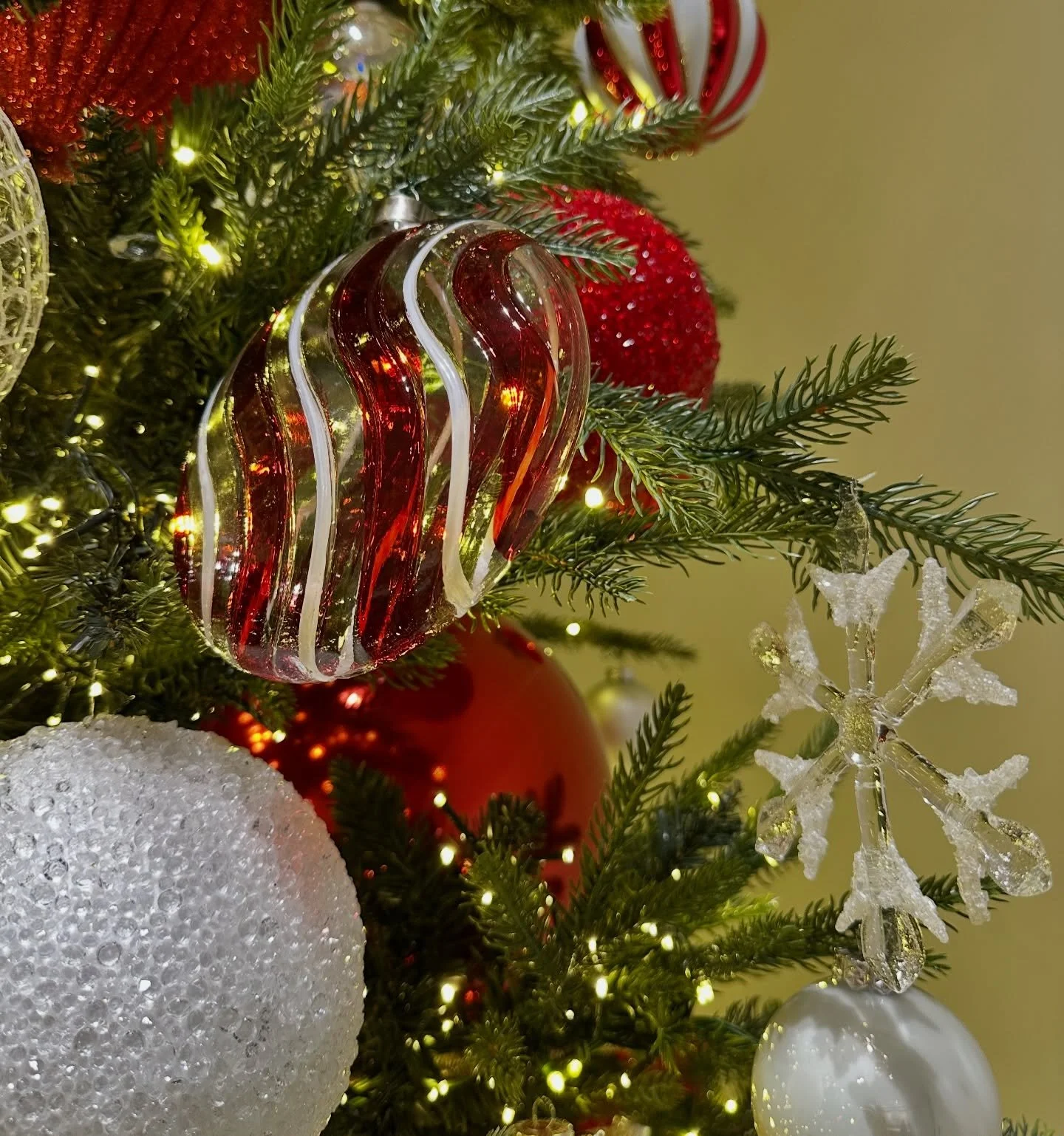 Christmas flies by&hellip; so we&rsquo;re choosing to savour every second 🎄✨

𝒯𝒽𝑒 𝒯𝓇𝑒𝑒 𝒟𝓇𝑒𝓈𝓈𝑒𝓇

.
.
.
.
.
#thetreedressers
#christmastree 
#christmasdecor 
#christmasdecorations 
#christmastoys 
#christmasdecorating 
#christmas
#christ