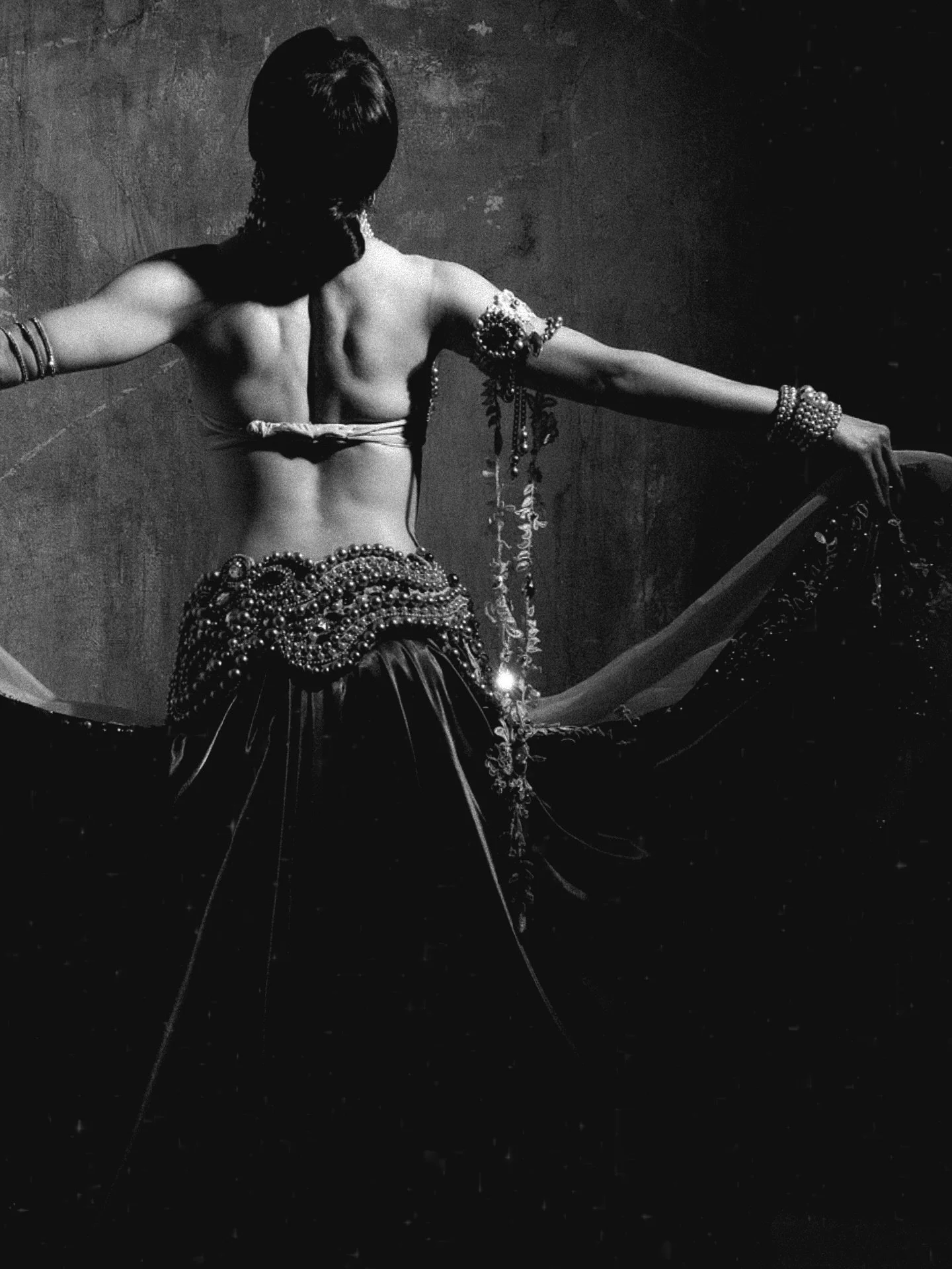 Movement speaks
when words fall silent.

#performanceartist 
#bodyasart 
#embodiedart 
#fineartphotography 
#dancephotography