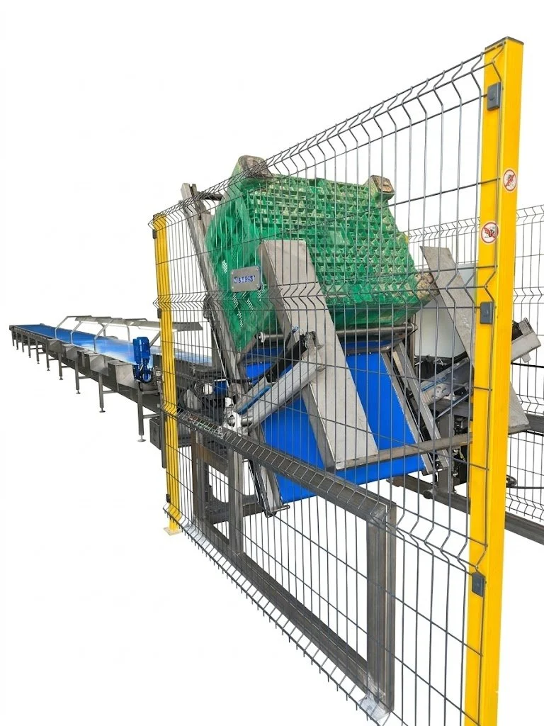 Máquina de inspeção de bagagens de aeroporto com uma tela de leads verdes, parte de uma esteira transportadora ao lado, toda cercada por uma grade de proteção.