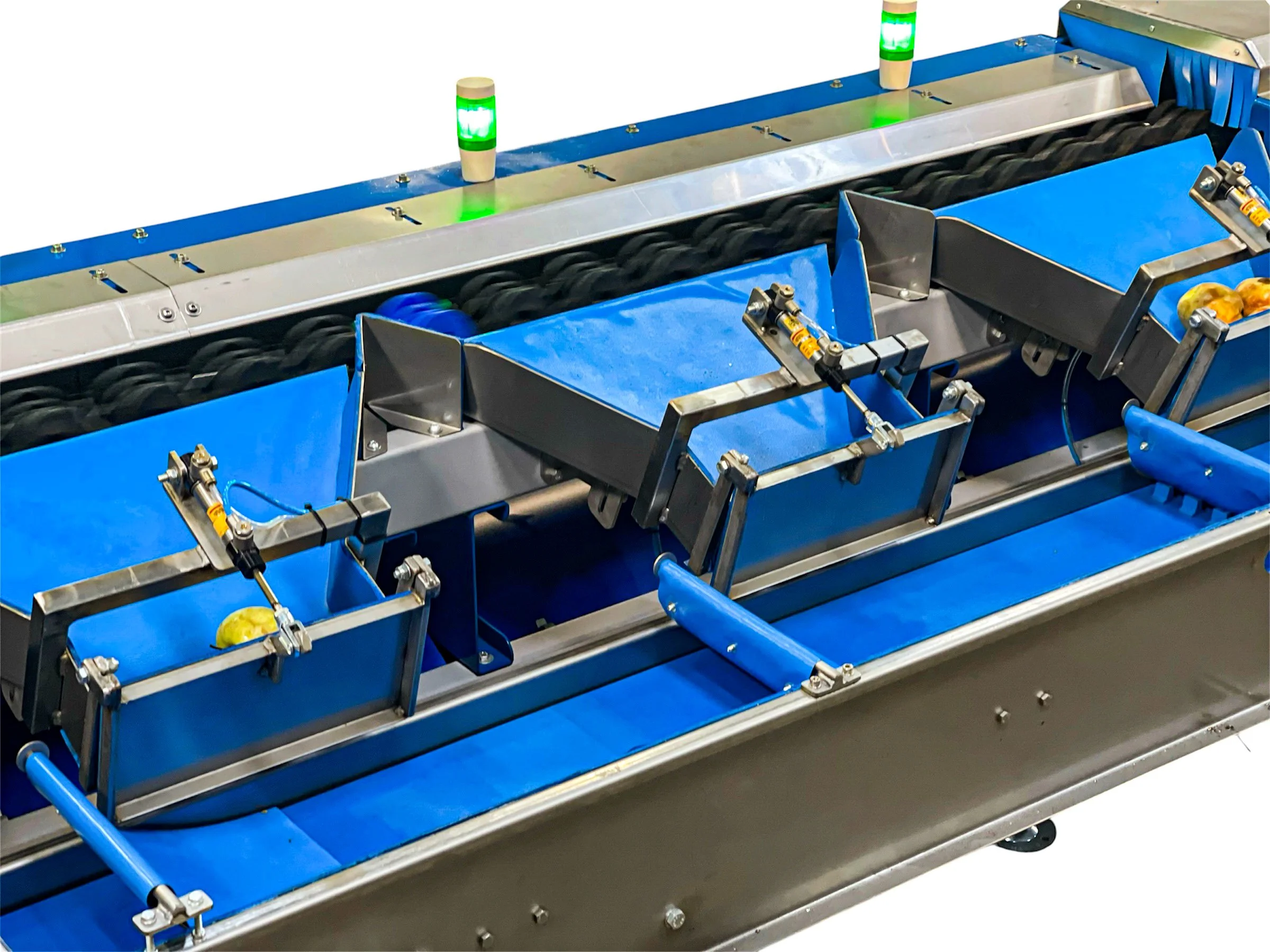 Máquina automática de classificação de frutas com luzes de sinalização verde, azul e equipamentos metálicos.